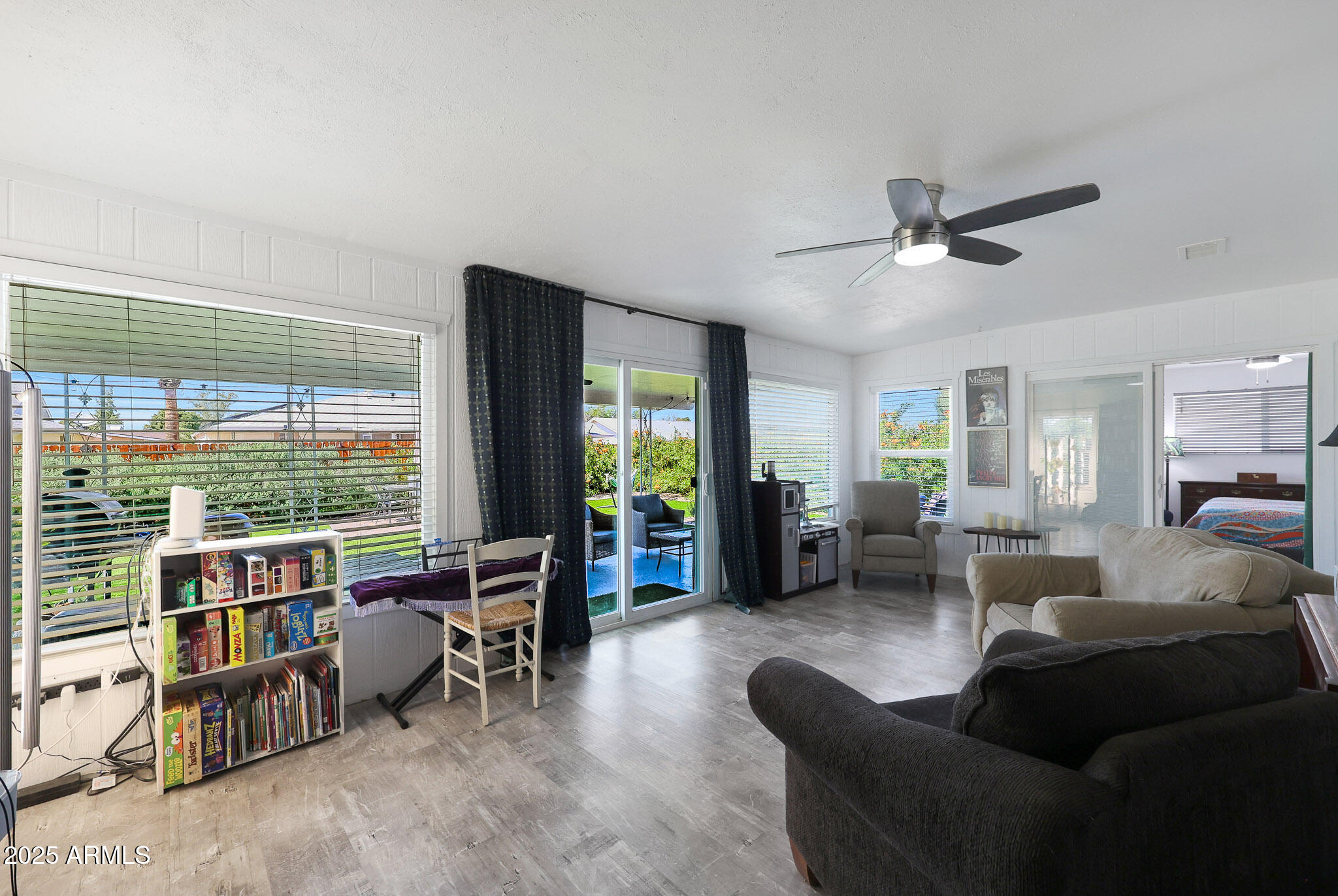 10204 W MISSION Lane