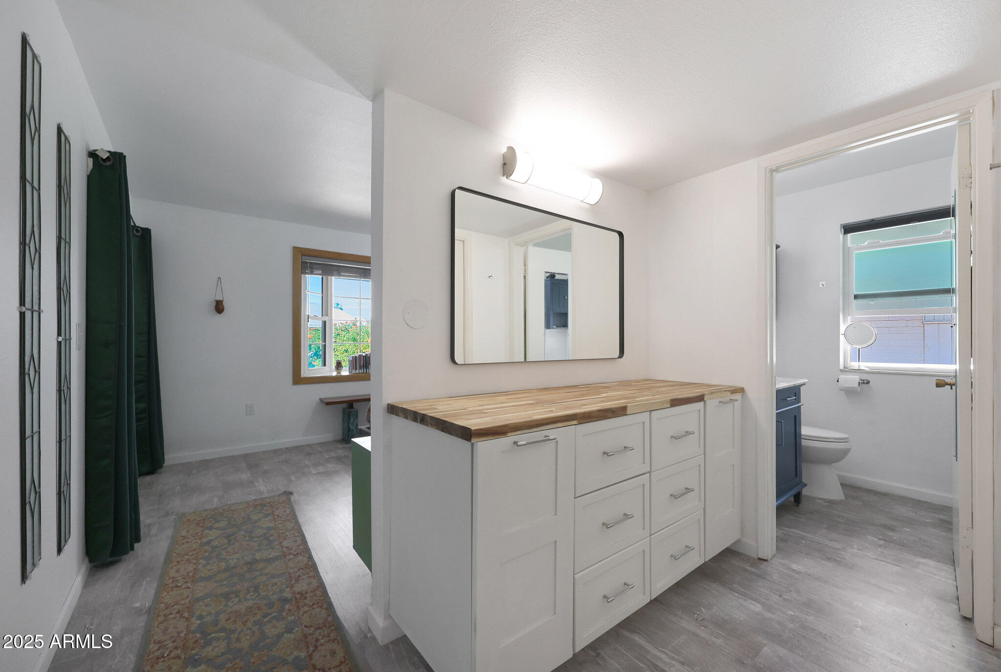 10204 W MISSION Lane