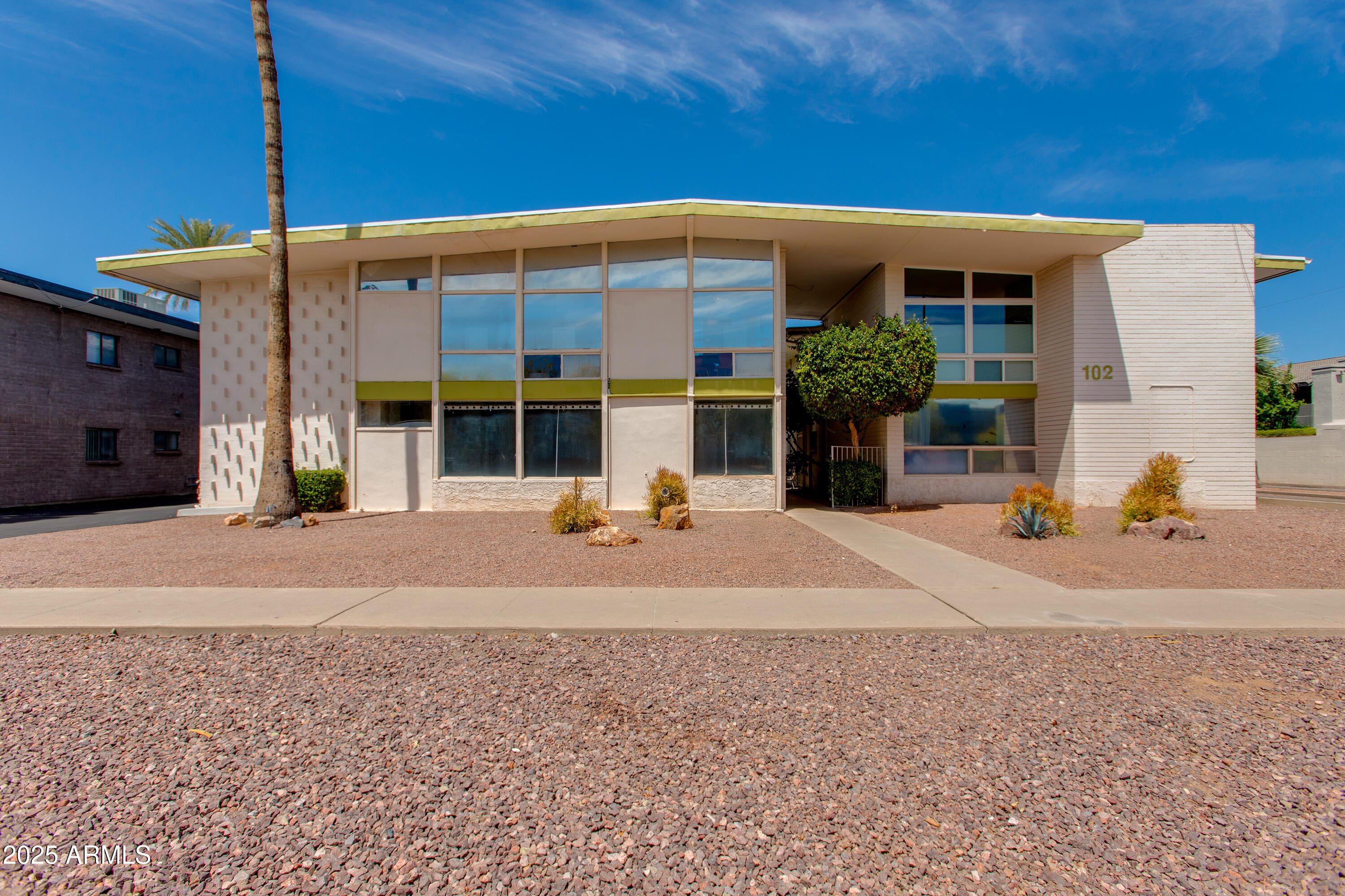 102 W MARYLAND Avenue, B2