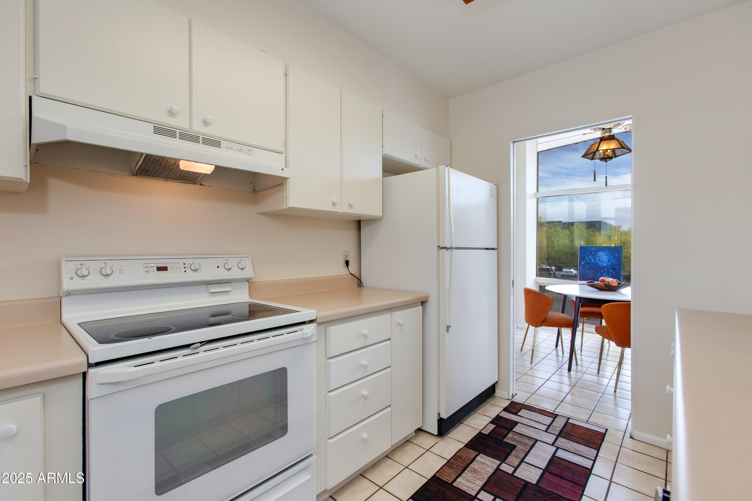 102 W MARYLAND Avenue, B2