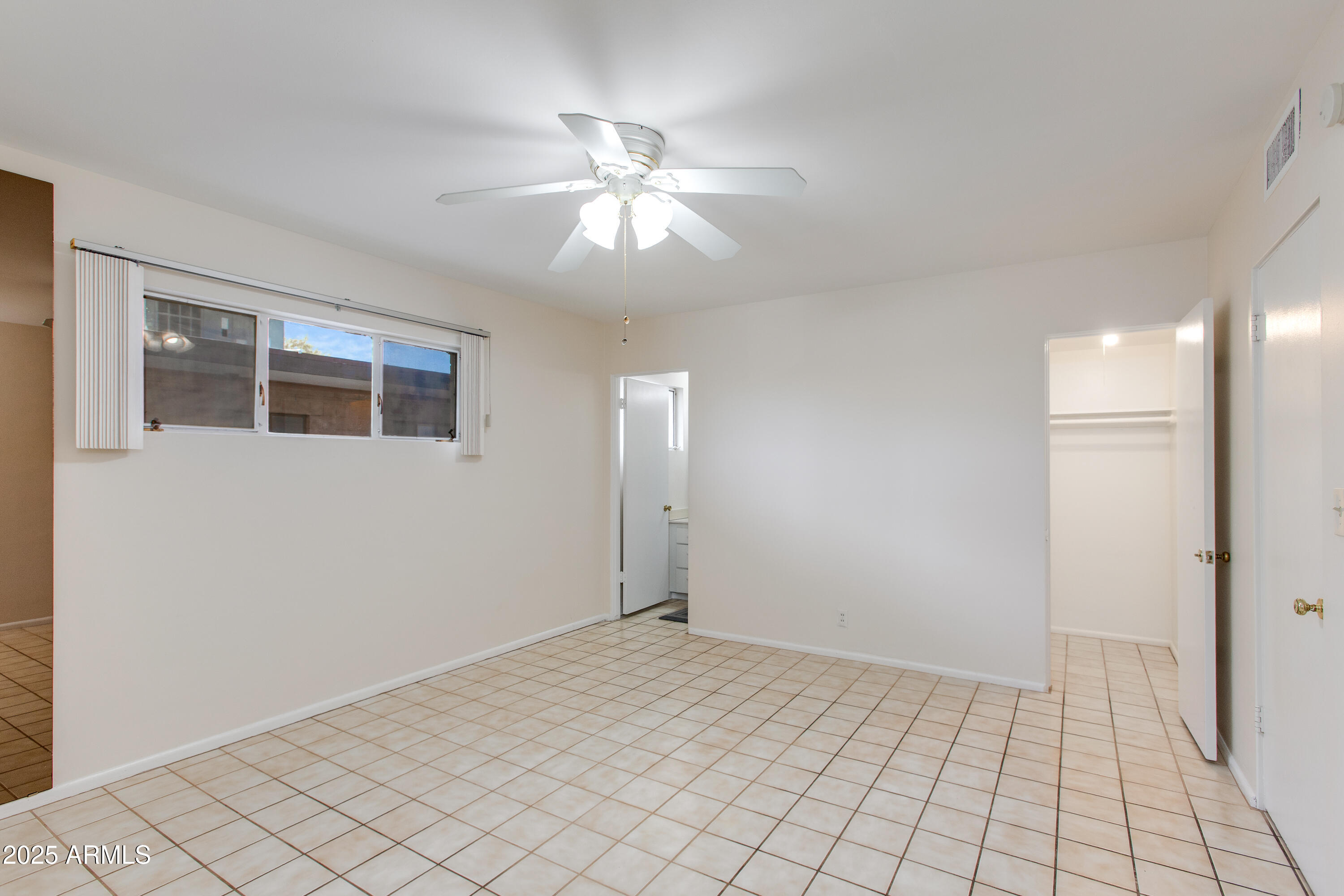 102 W MARYLAND Avenue, B2