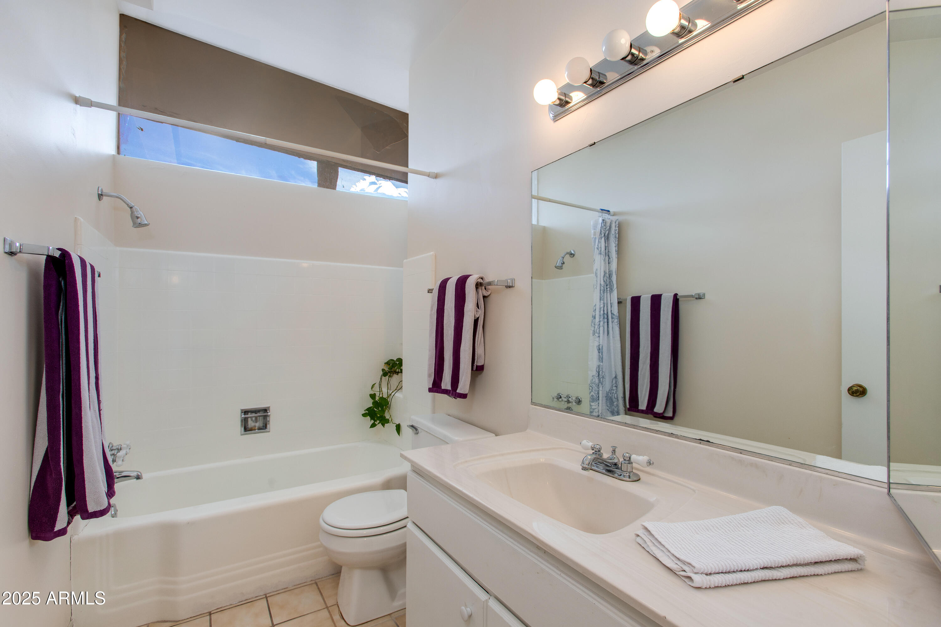 102 W MARYLAND Avenue, B2