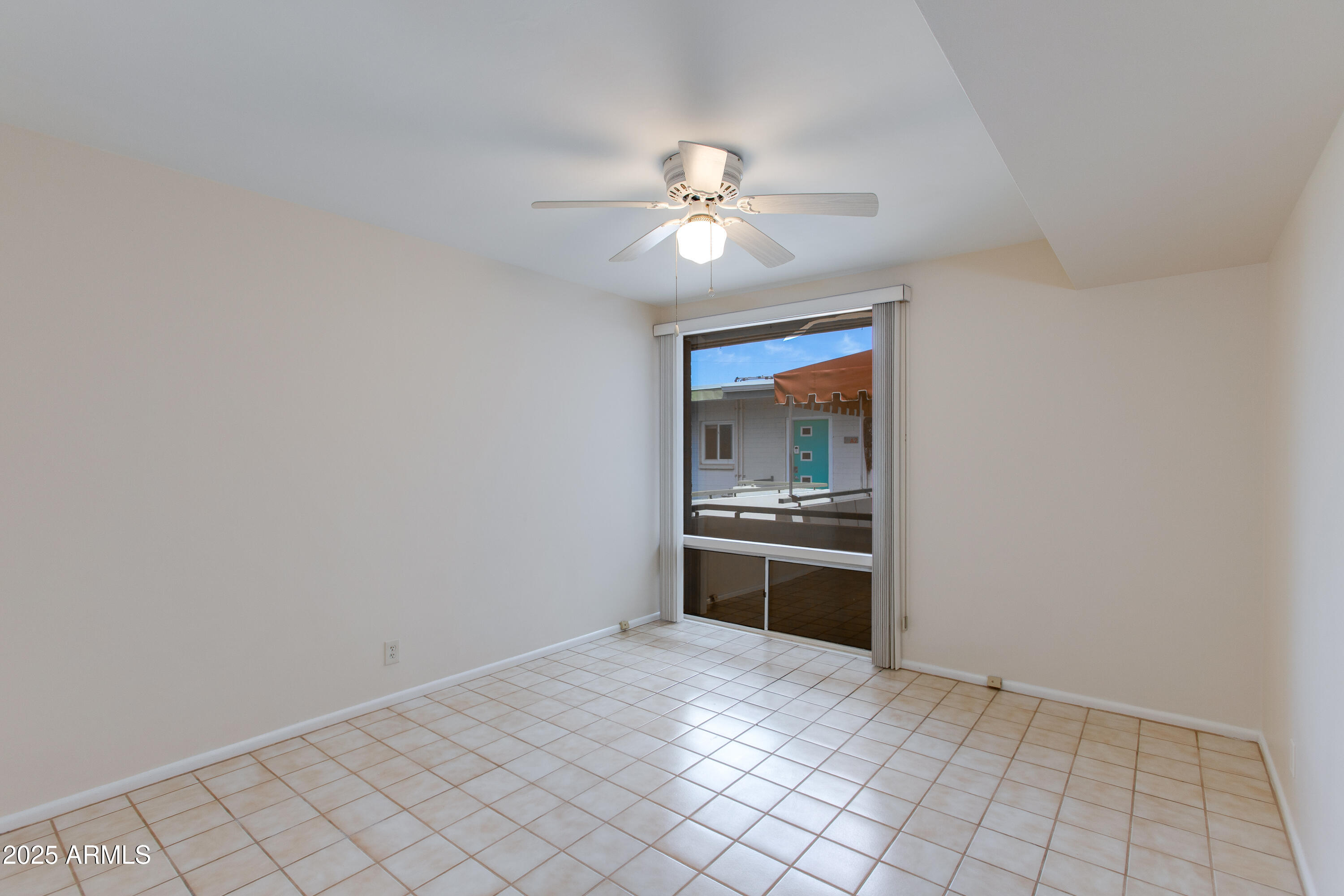 102 W MARYLAND Avenue, B2