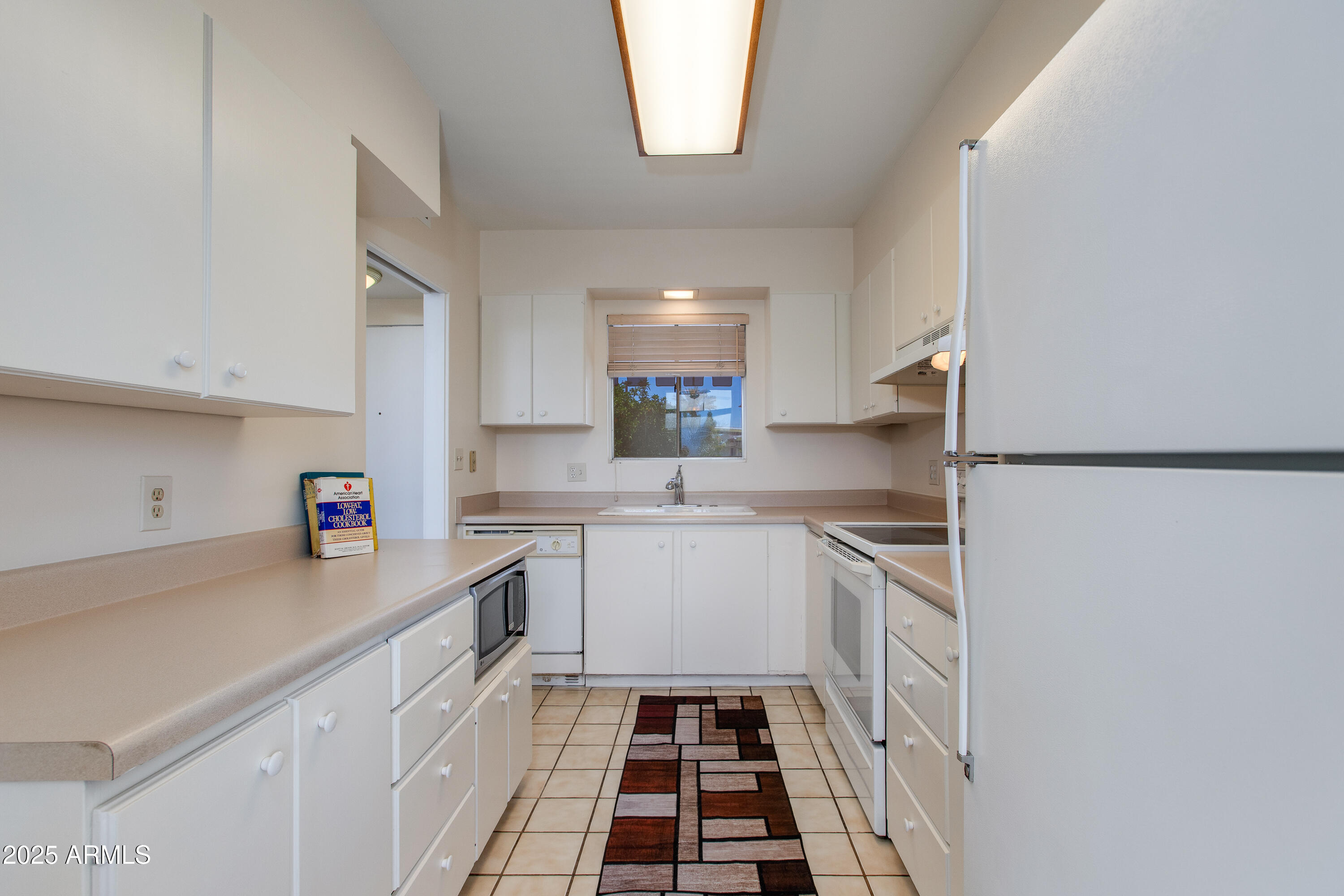 102 W MARYLAND Avenue, B2