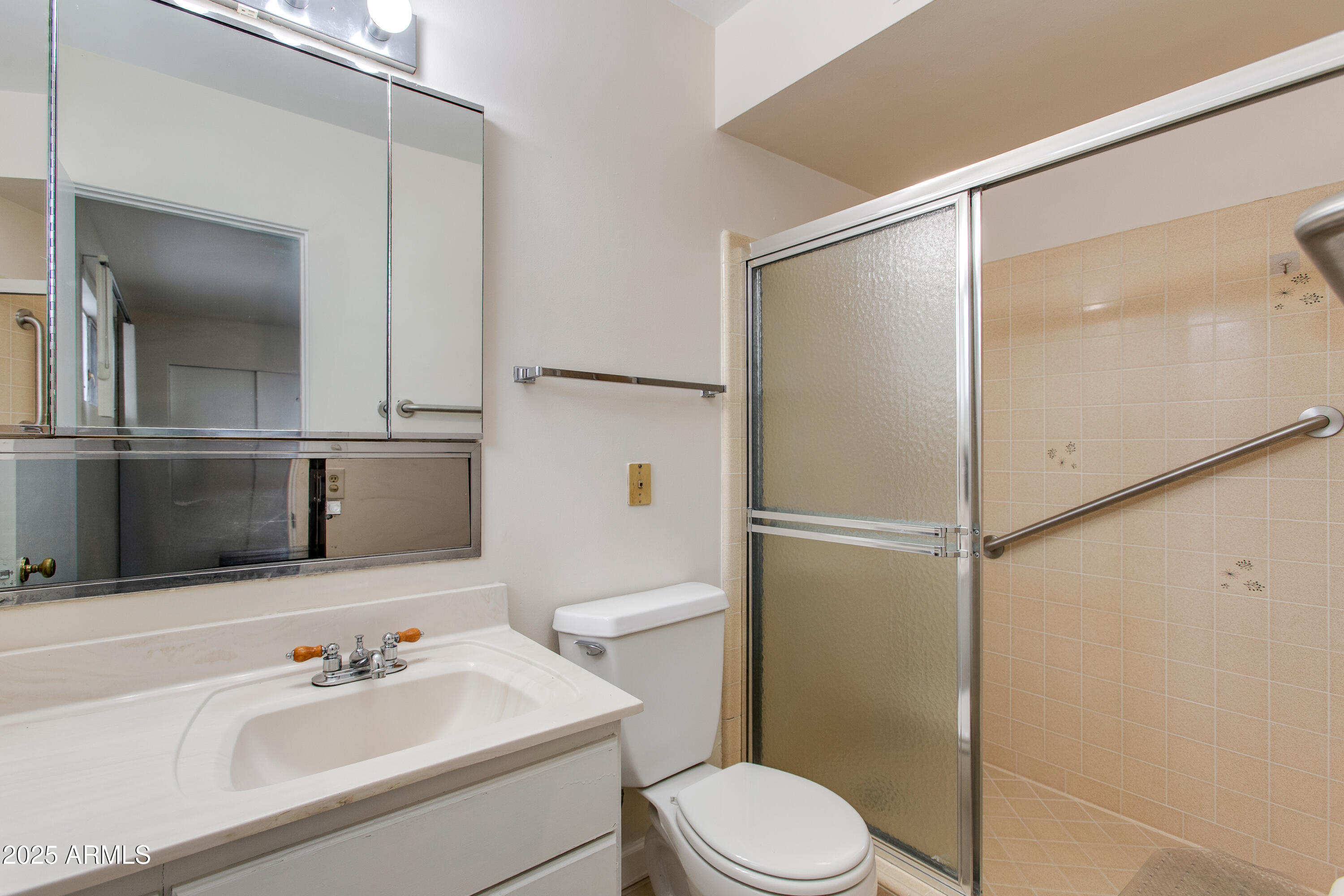 102 W MARYLAND Avenue, B2