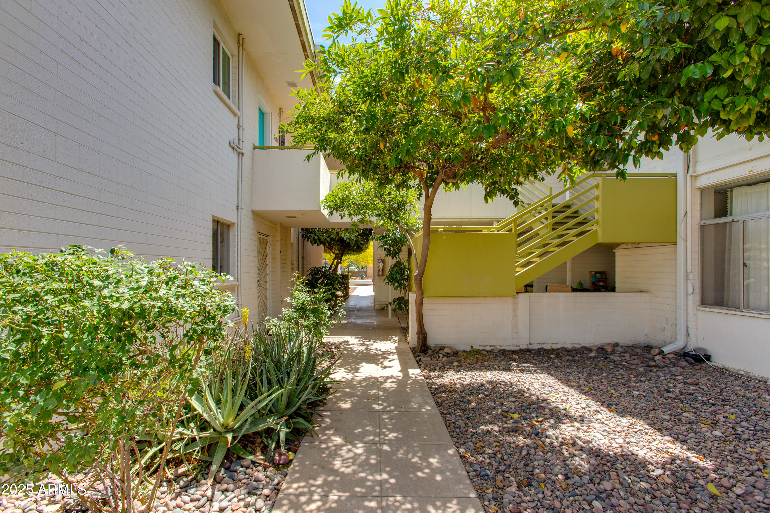 102 W MARYLAND Avenue, B2