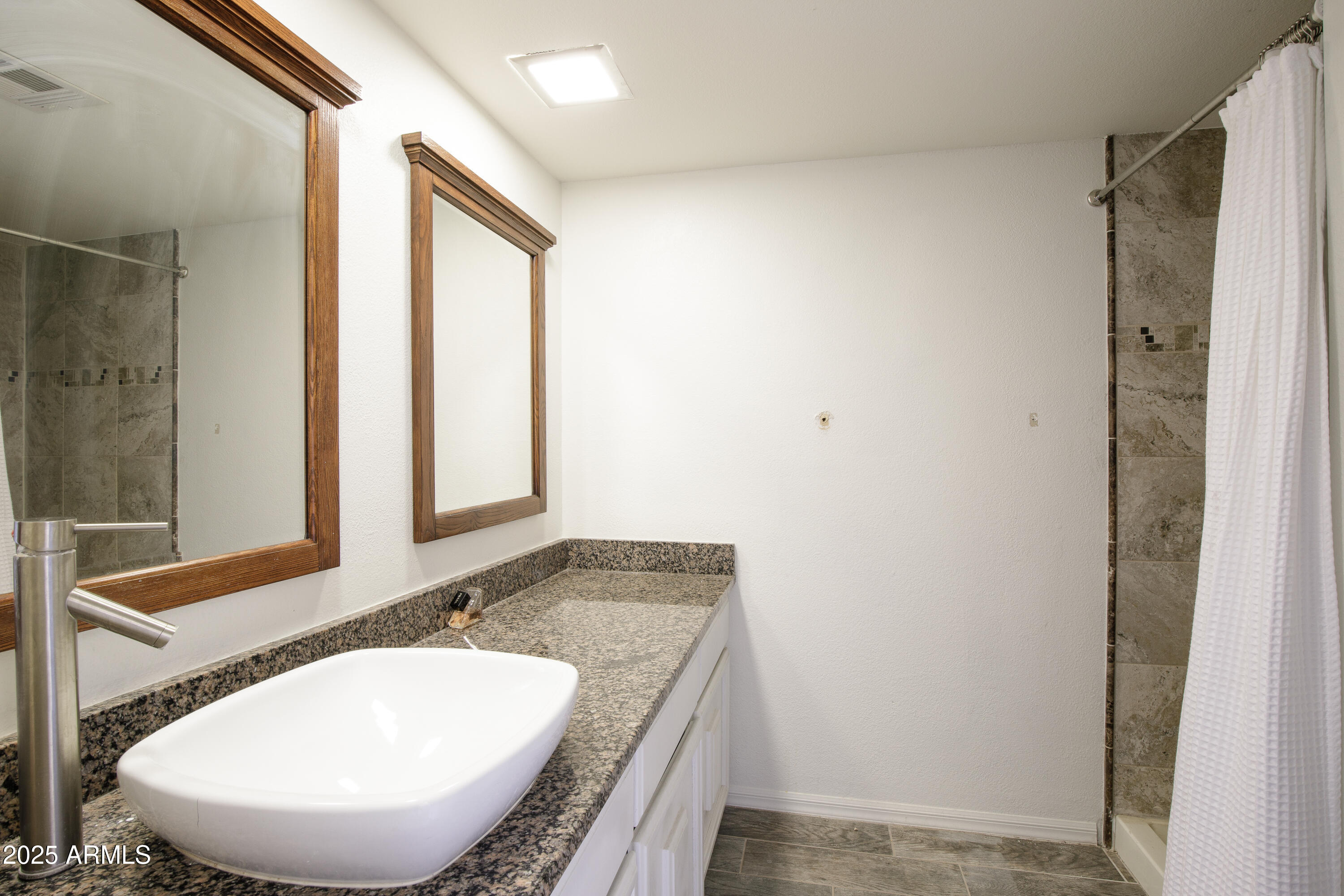 6 E PIPING ROCK Road