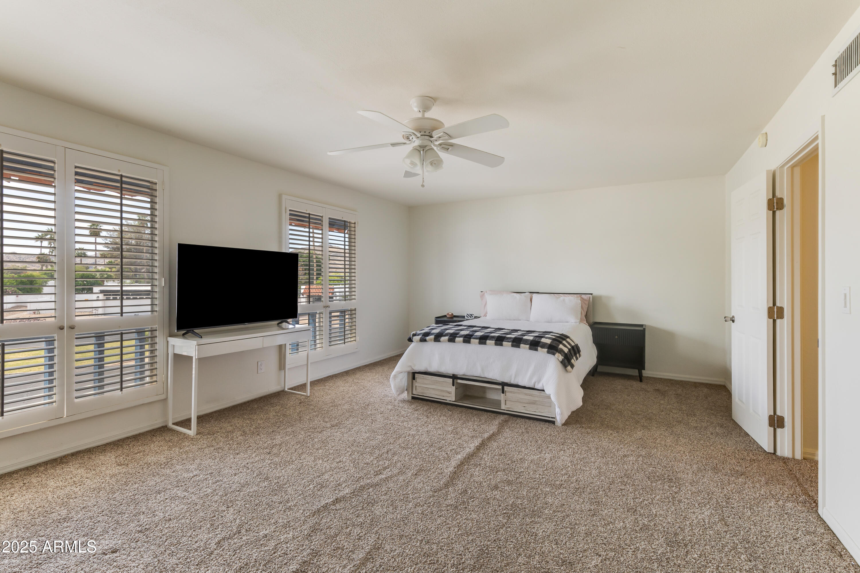 6 E PIPING ROCK Road