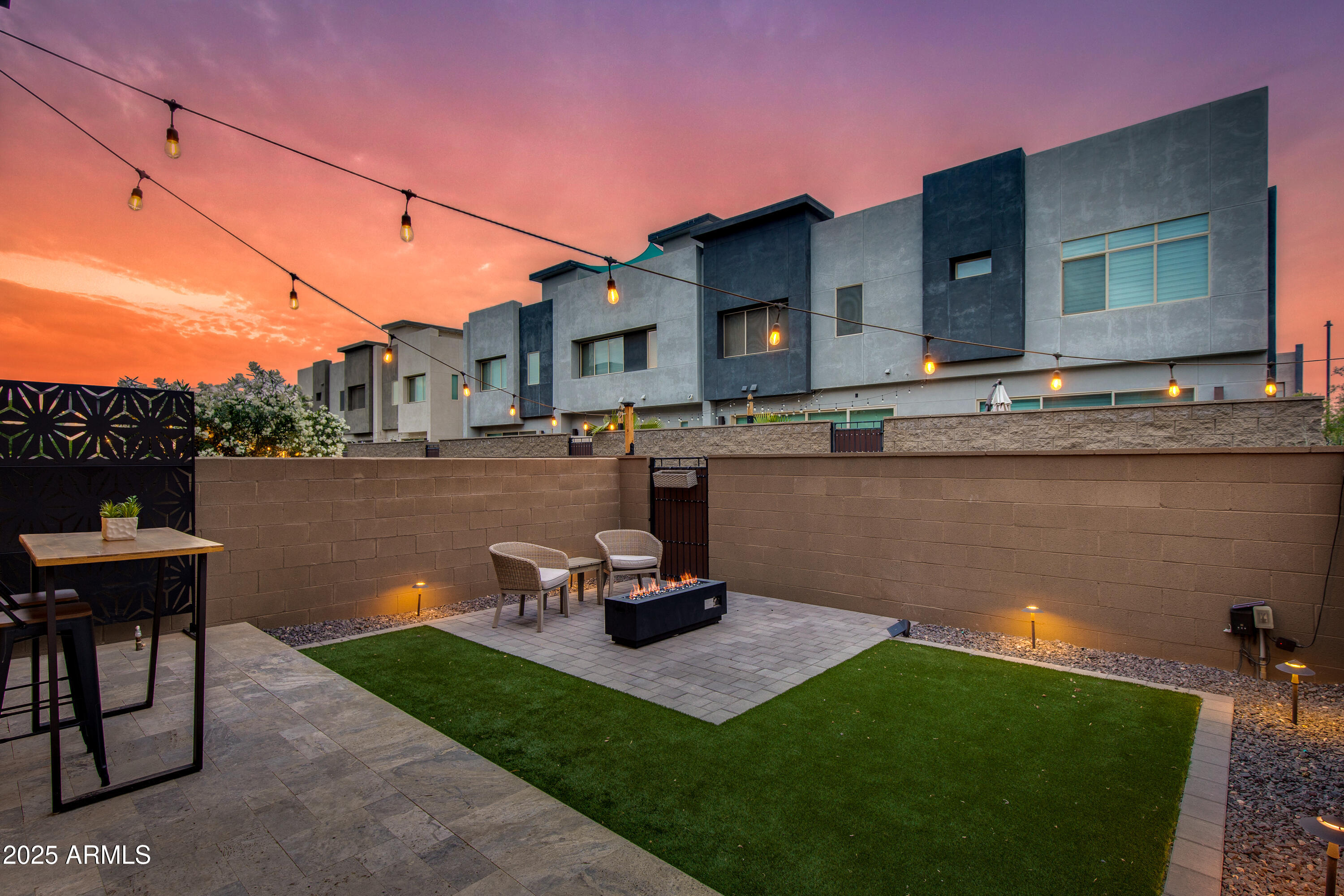 1910 W DESERT HOLLOW Drive