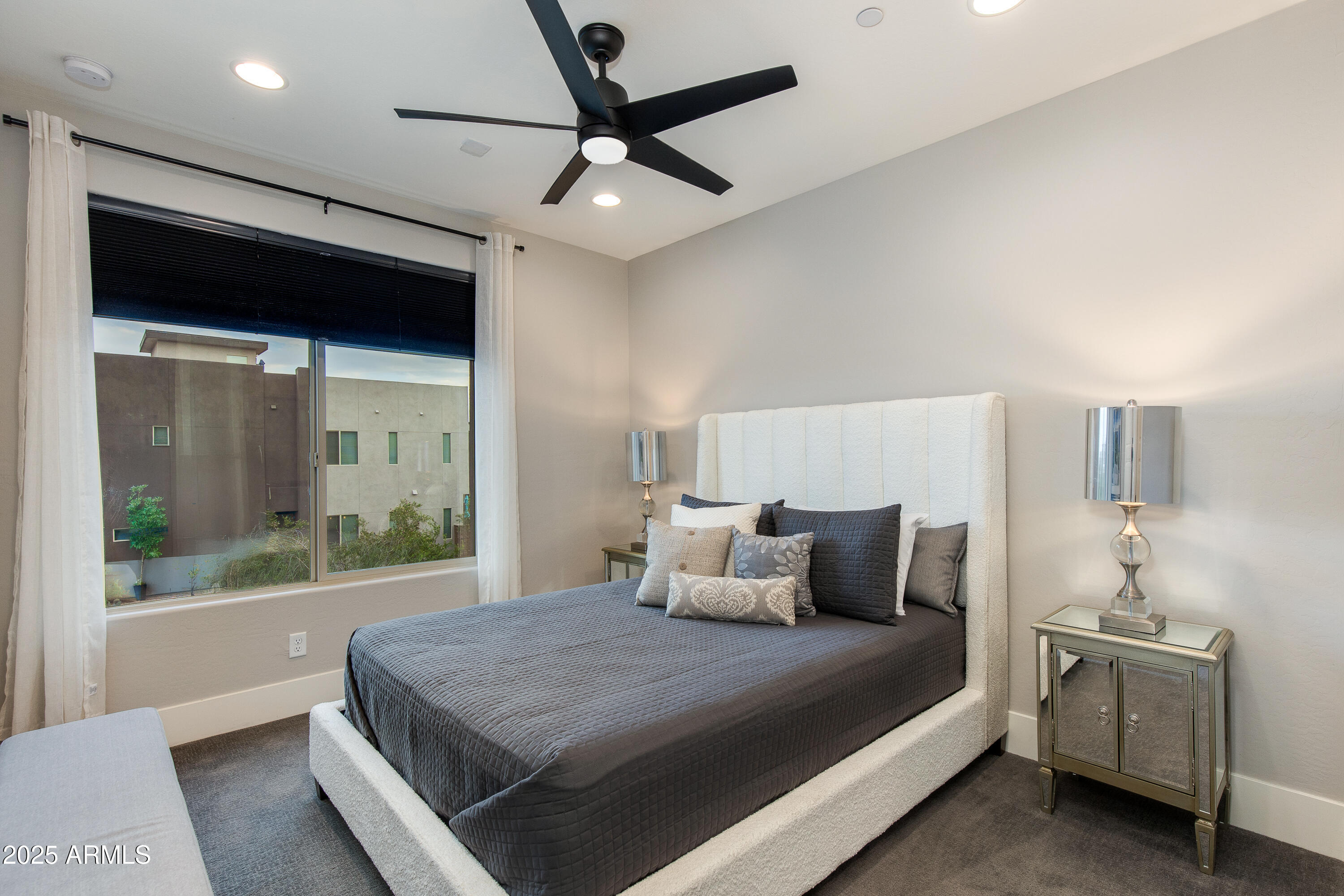 1910 W DESERT HOLLOW Drive