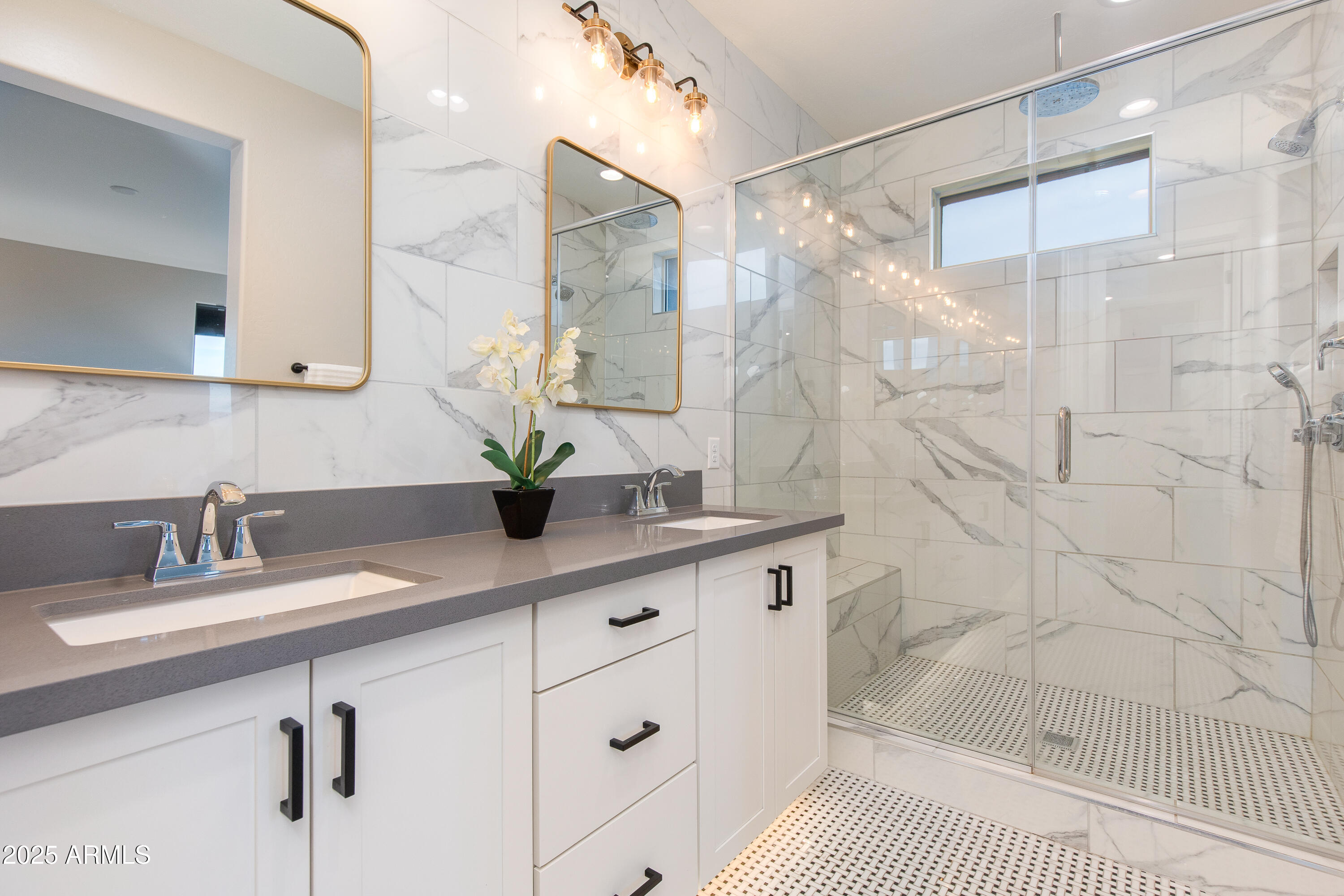 1910 W DESERT HOLLOW Drive