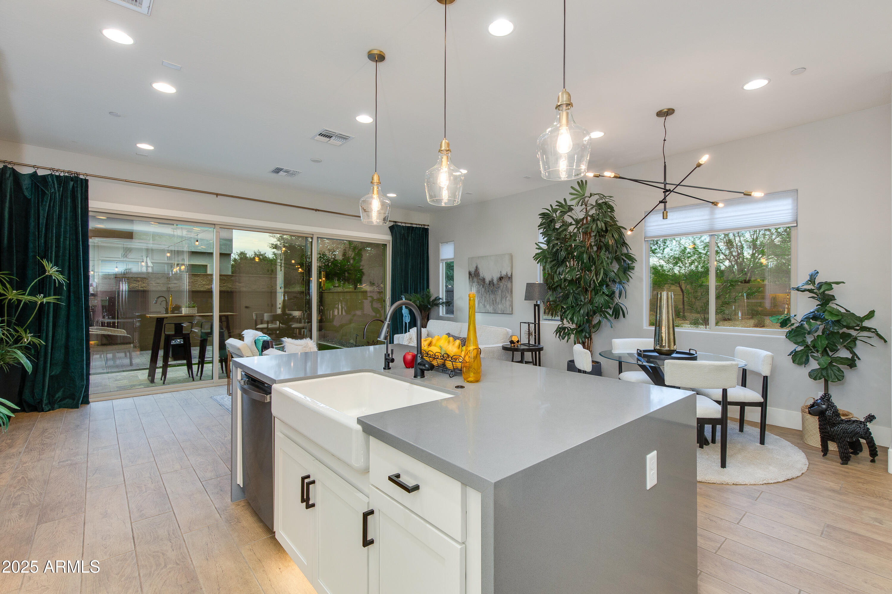 1910 W DESERT HOLLOW Drive