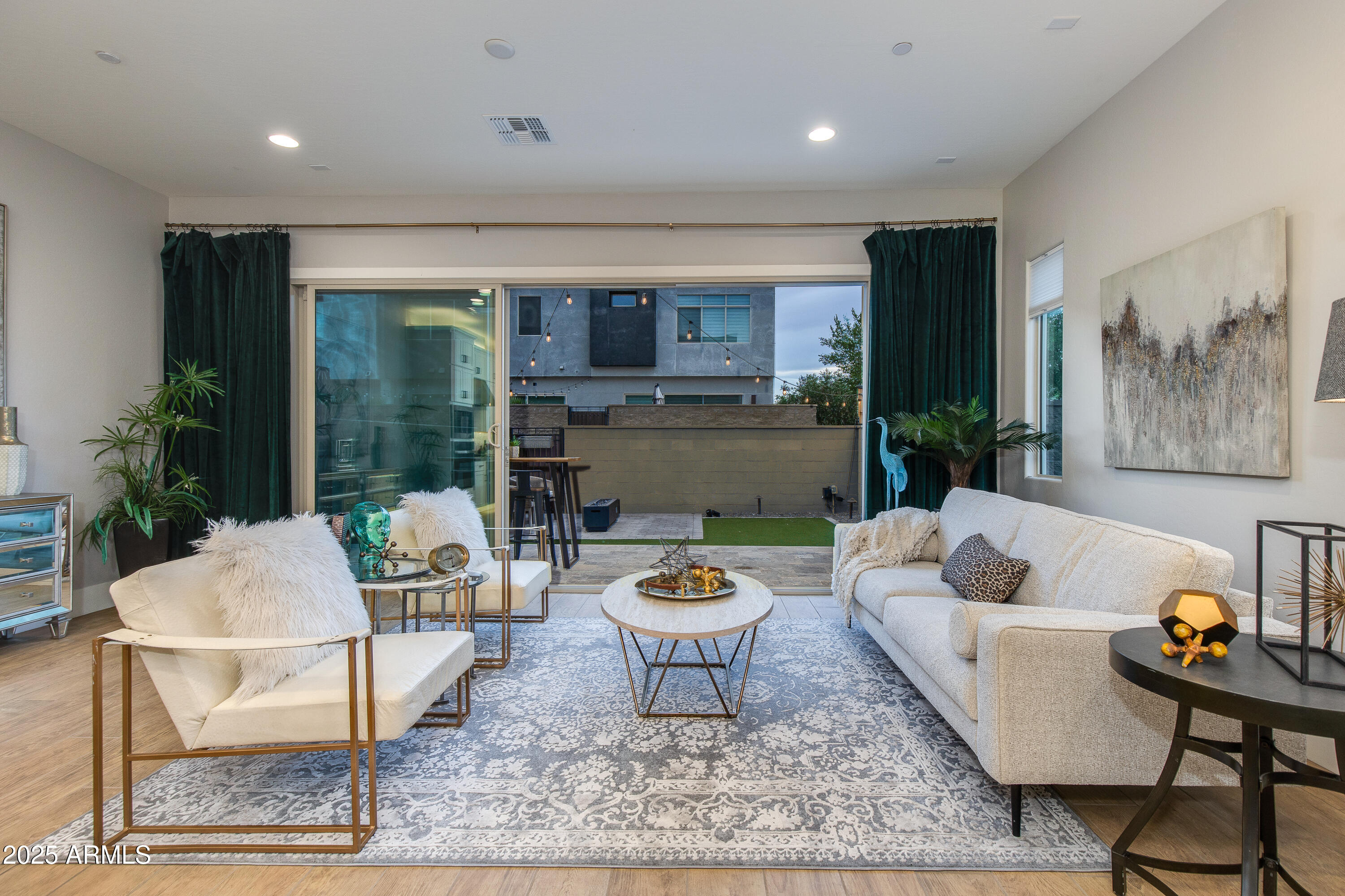 1910 W DESERT HOLLOW Drive