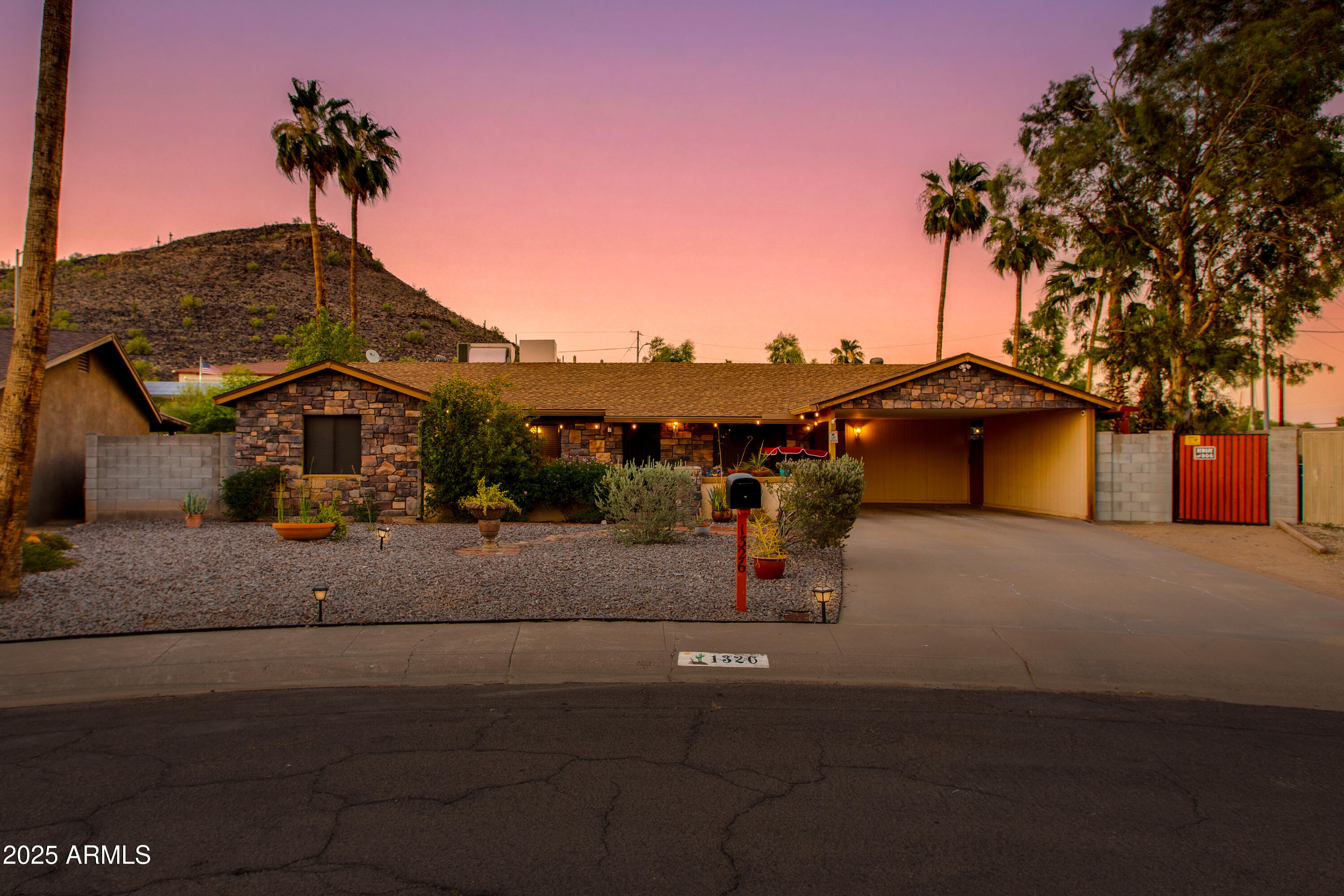 1326 W JOAN DE ARC Avenue