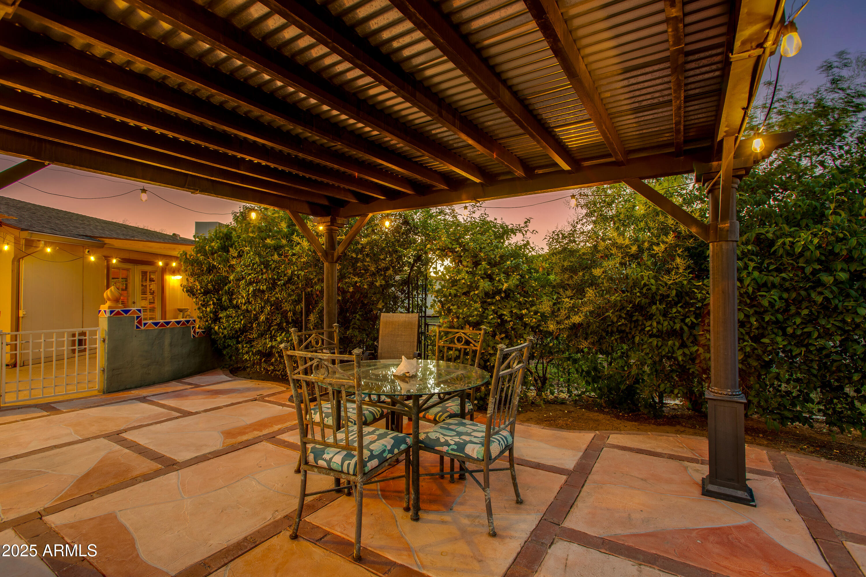 1326 W JOAN DE ARC Avenue