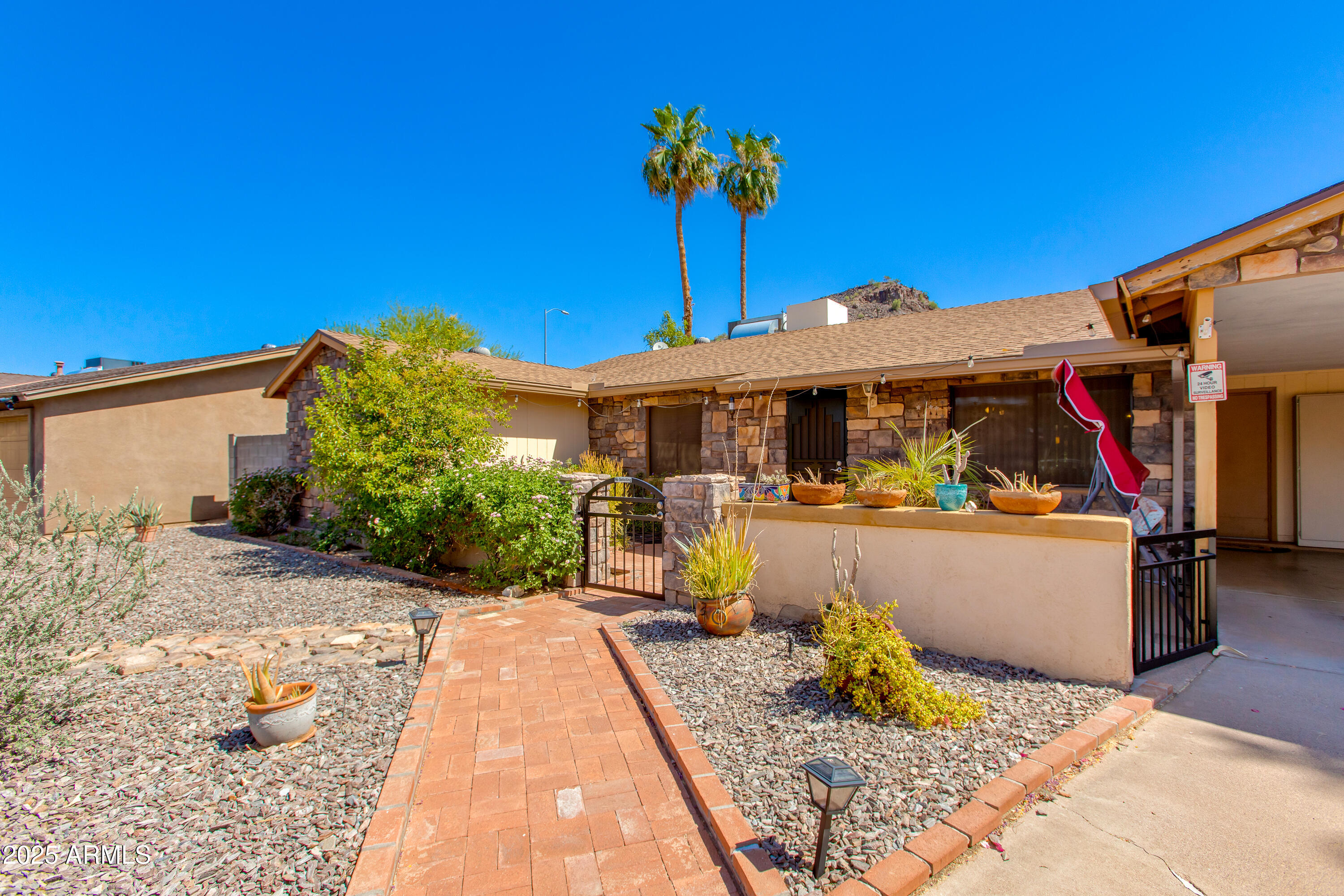 1326 W JOAN DE ARC Avenue