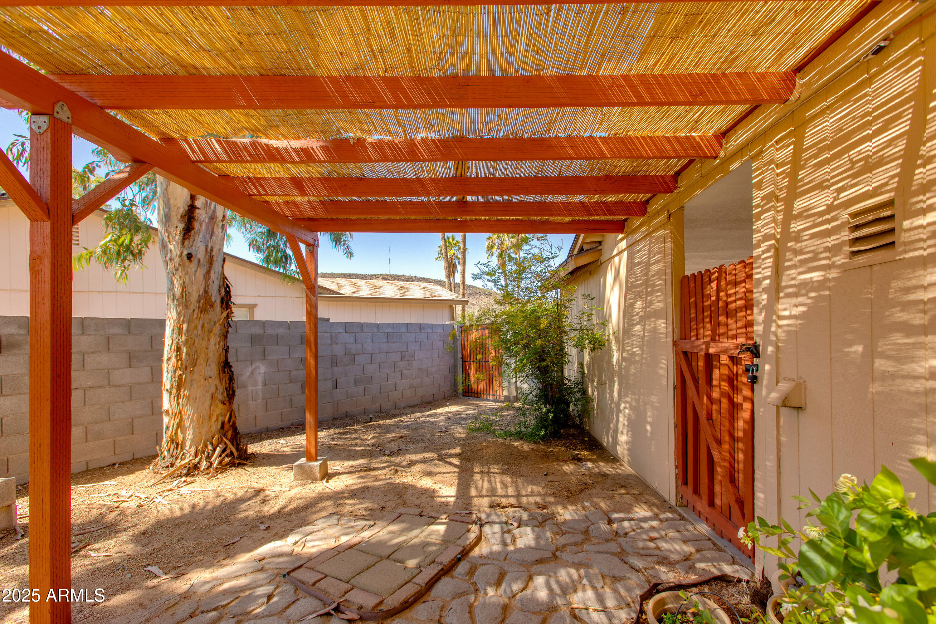 1326 W JOAN DE ARC Avenue