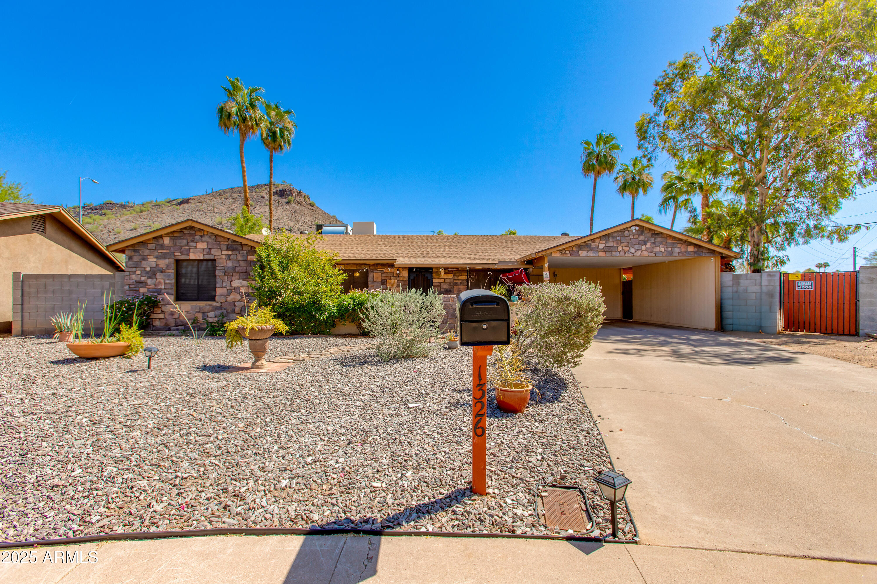 1326 W JOAN DE ARC Avenue