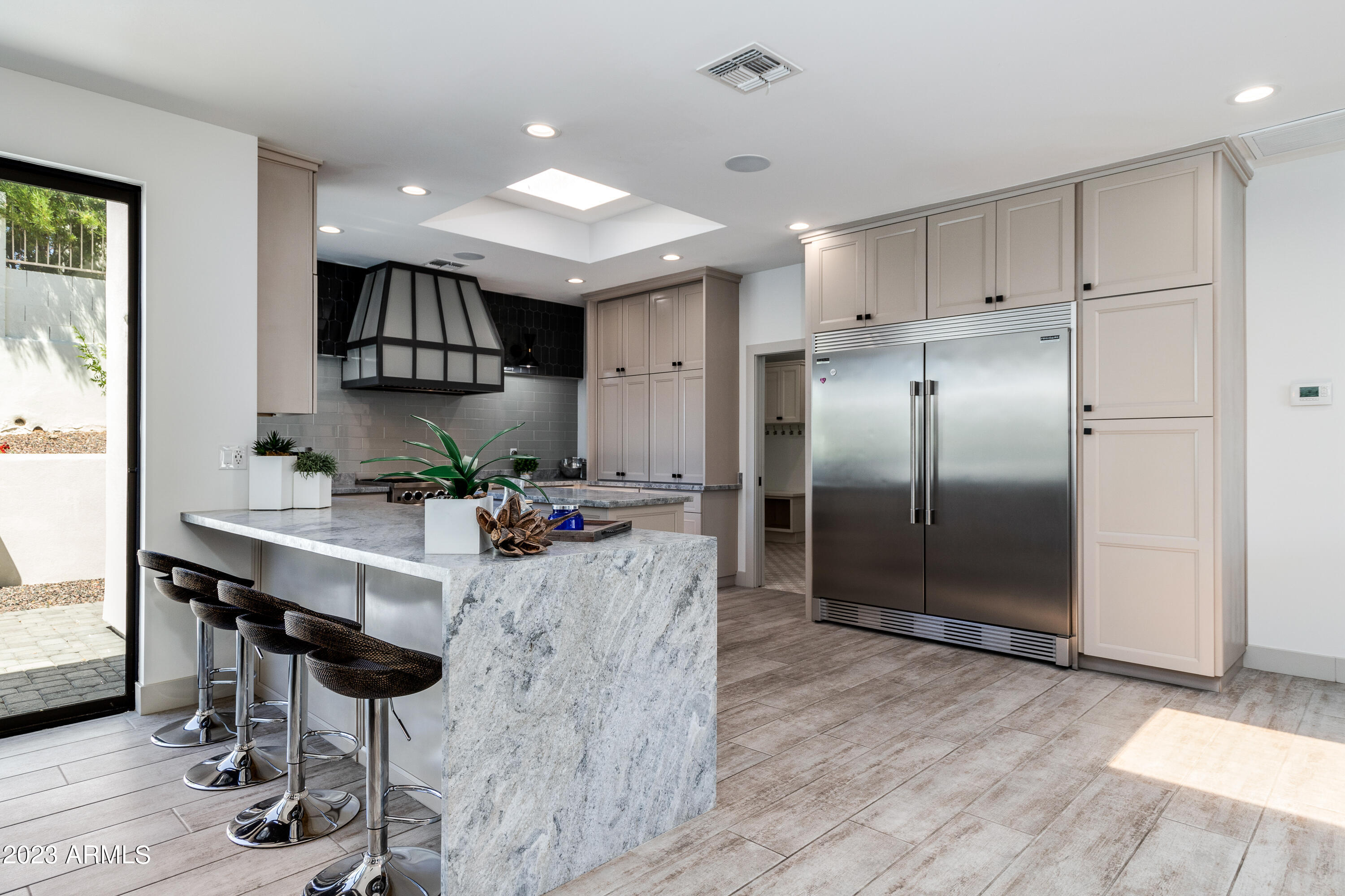 3110 E MARYLAND Avenue