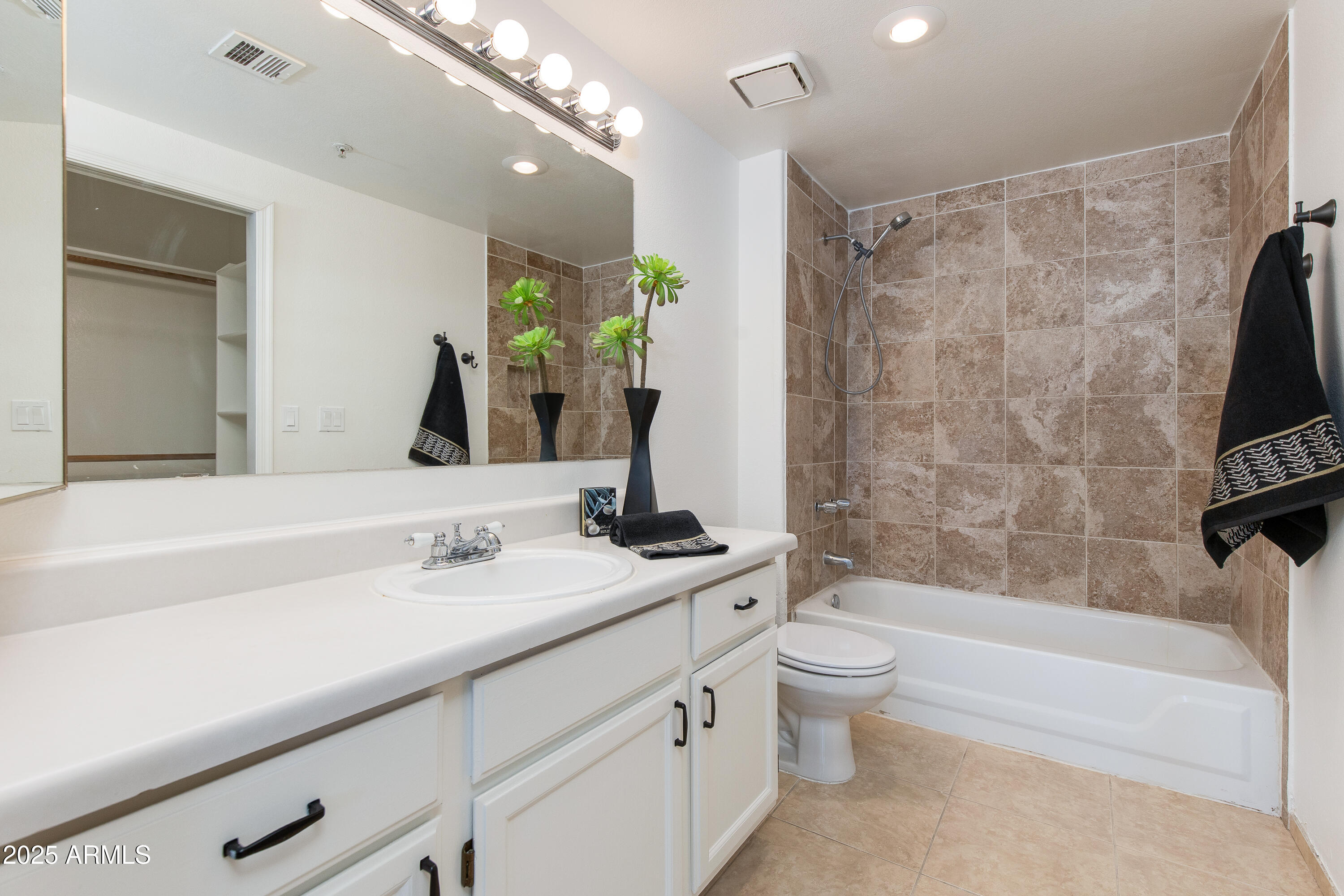 750 E Northern Avenue, 1018