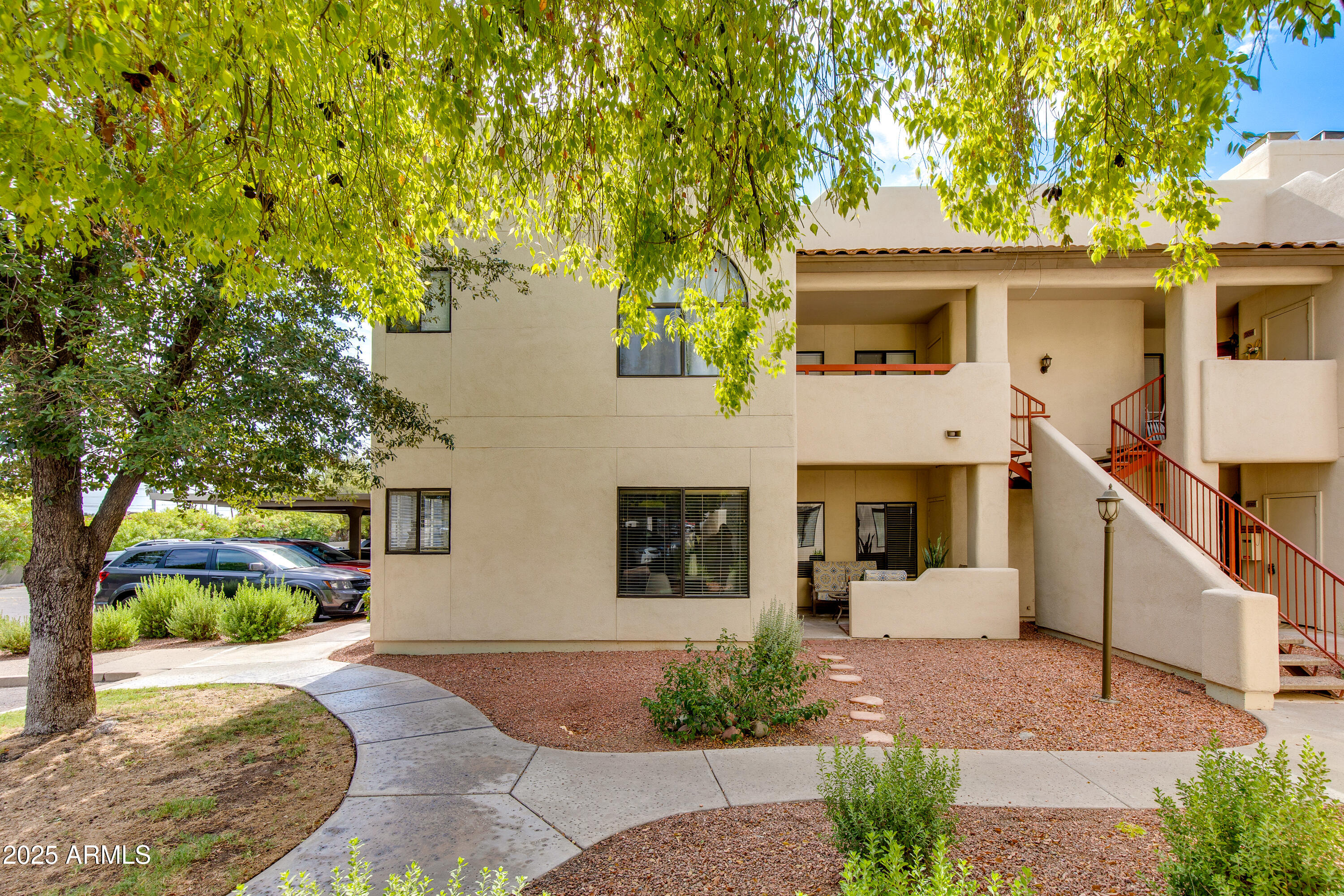 750 E Northern Avenue, 1018