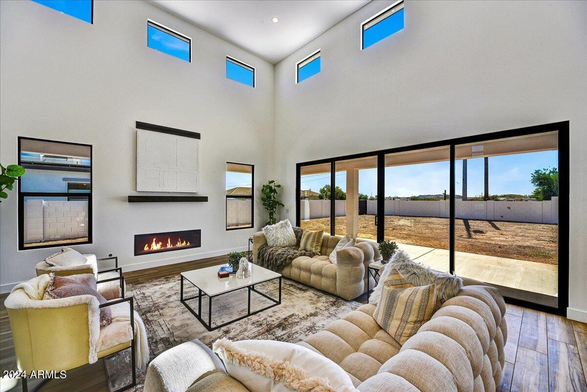 3329 W DESERT DAWN Drive