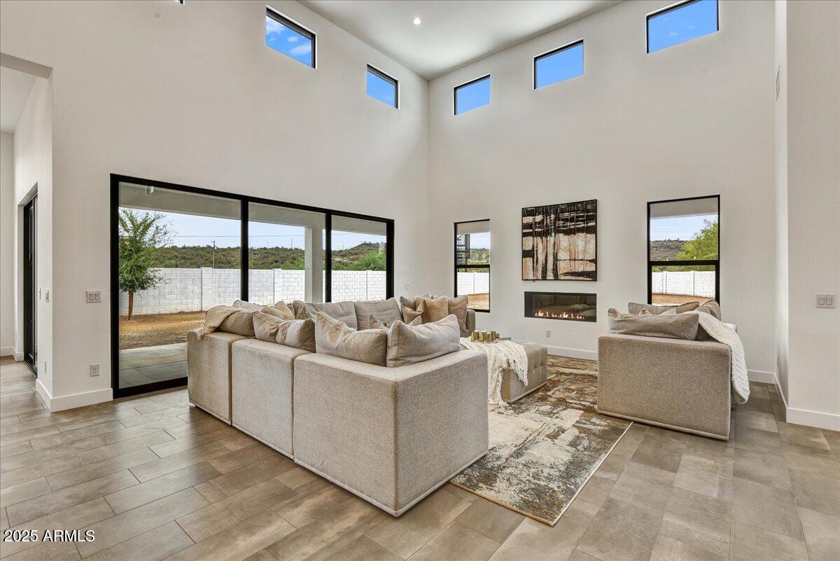 3329 W DESERT DAWN Drive