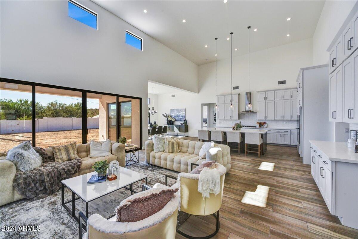 3329 W DESERT DAWN Drive
