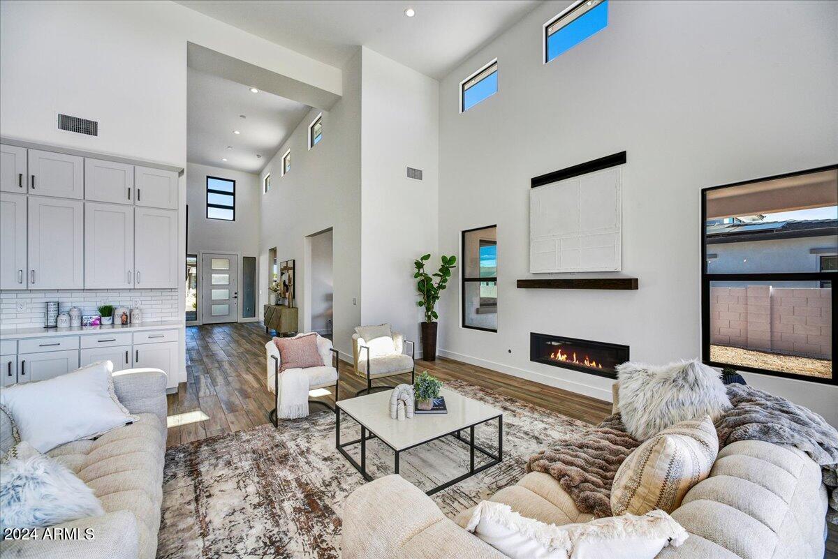 3329 W DESERT DAWN Drive