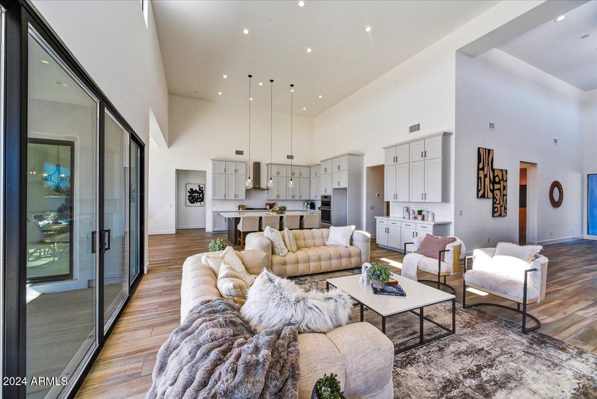 3329 W DESERT DAWN Drive