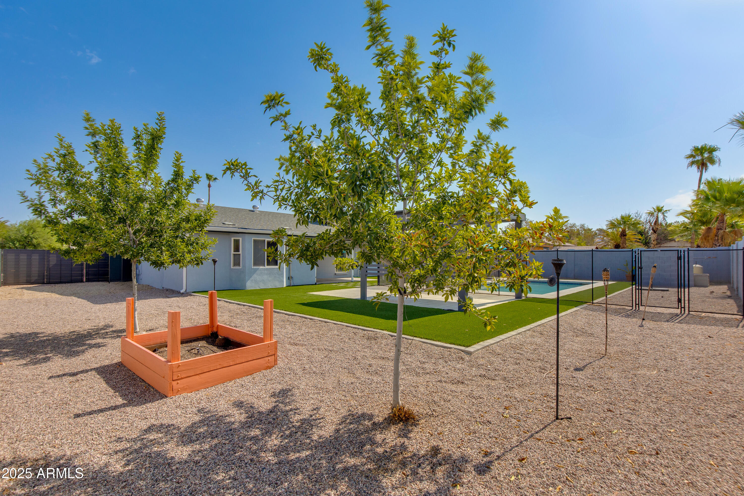 847 E PARADISE Lane E