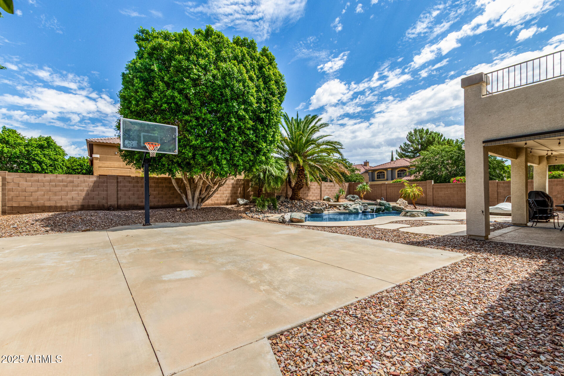 7242 W CRABAPPLE Drive