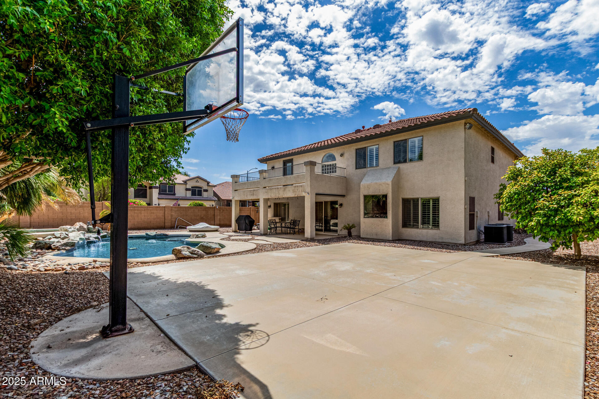 7242 W CRABAPPLE Drive