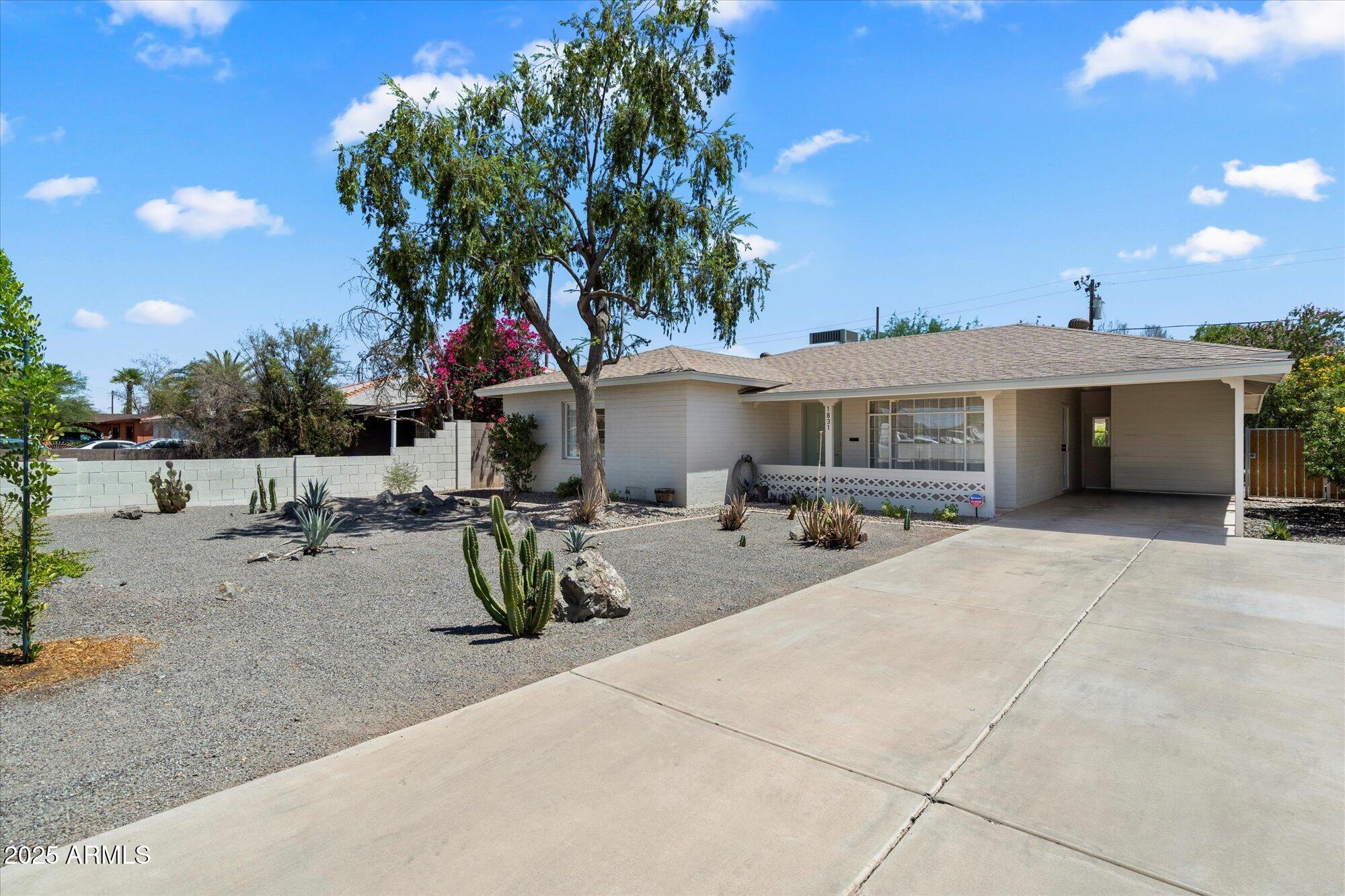 1831 E HUBBELL Street