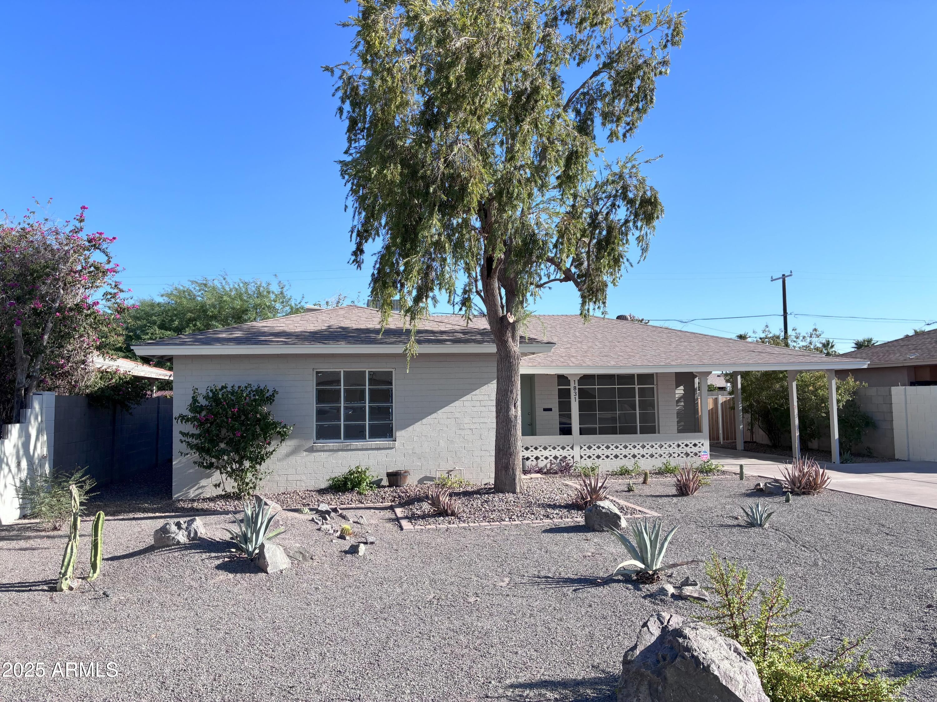 1831 E HUBBELL Street