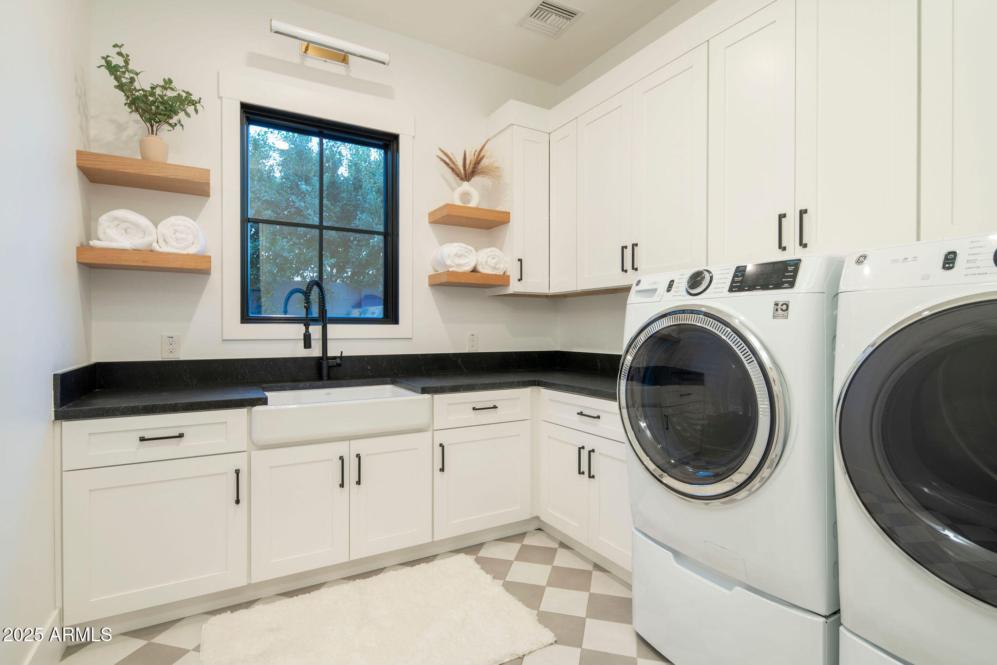 3538 E GLENROSA Avenue