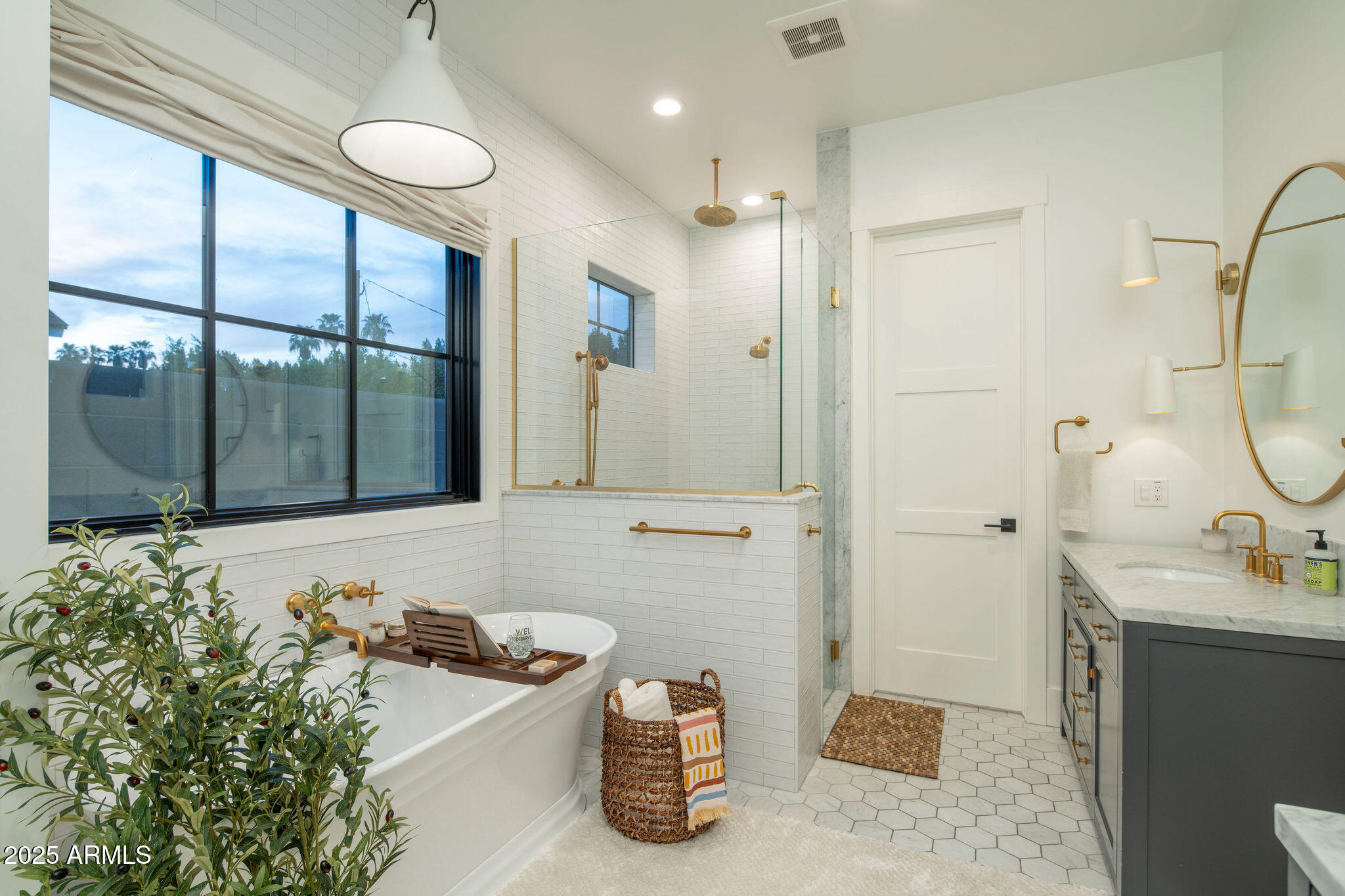 3538 E GLENROSA Avenue