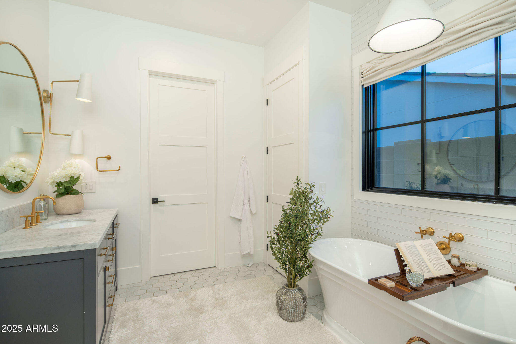 3538 E GLENROSA Avenue