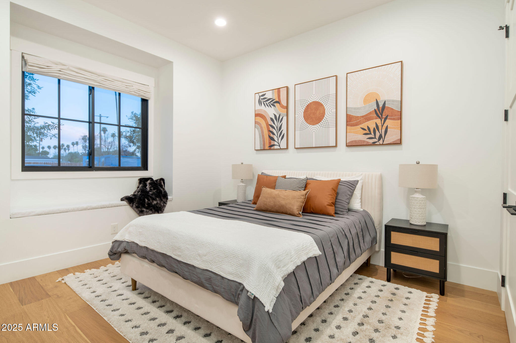 3538 E GLENROSA Avenue