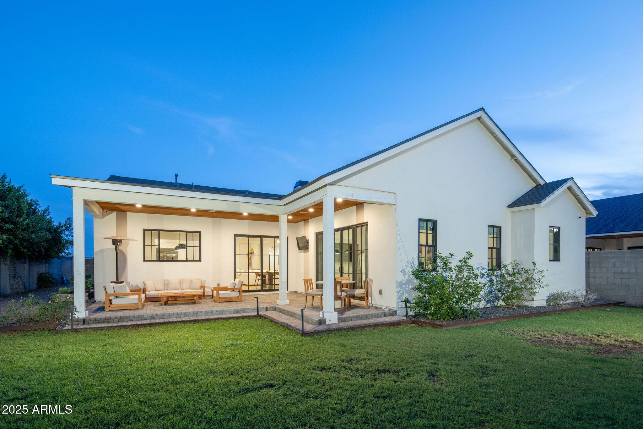 3538 E GLENROSA Avenue