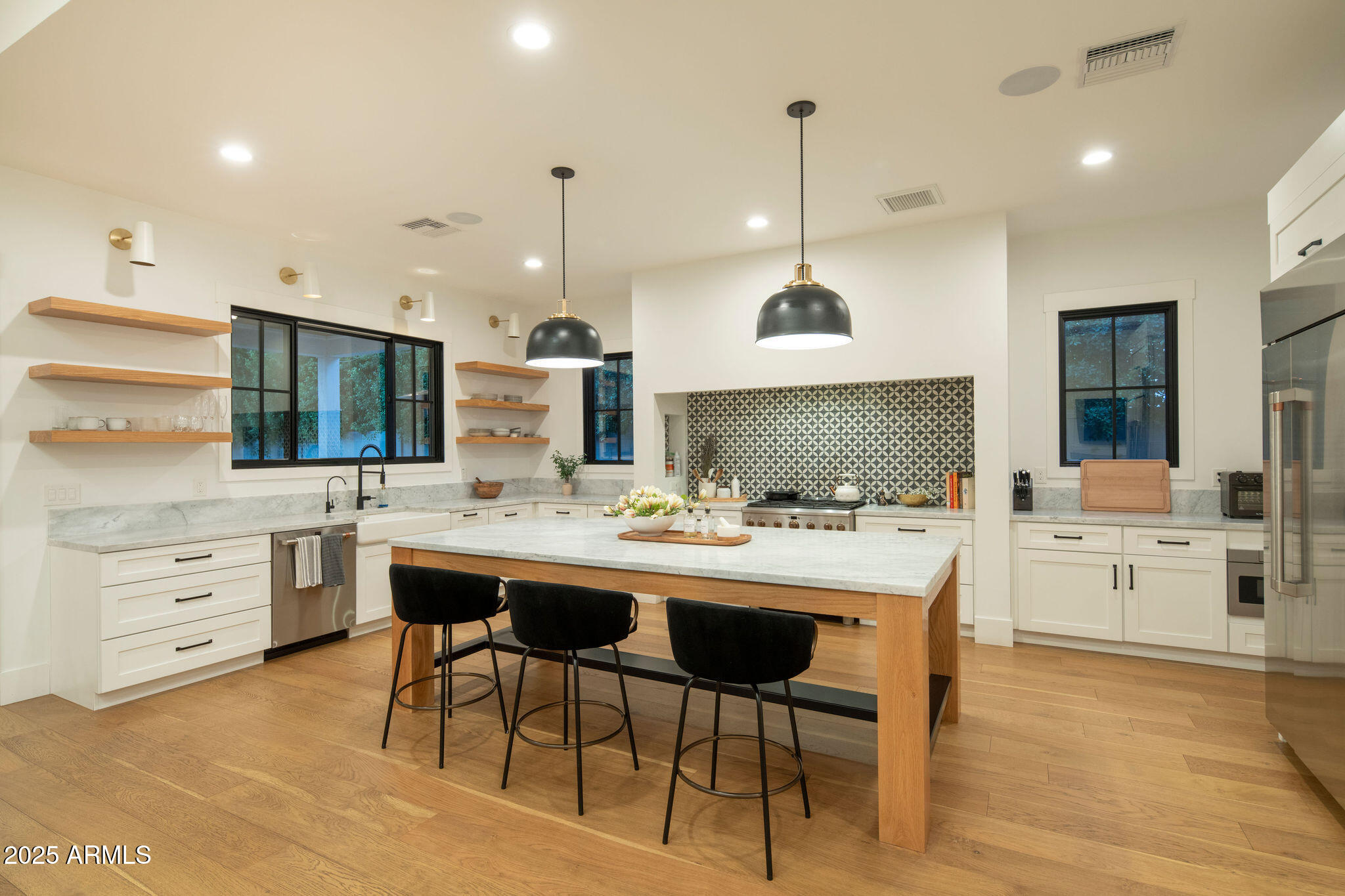 3538 E GLENROSA Avenue