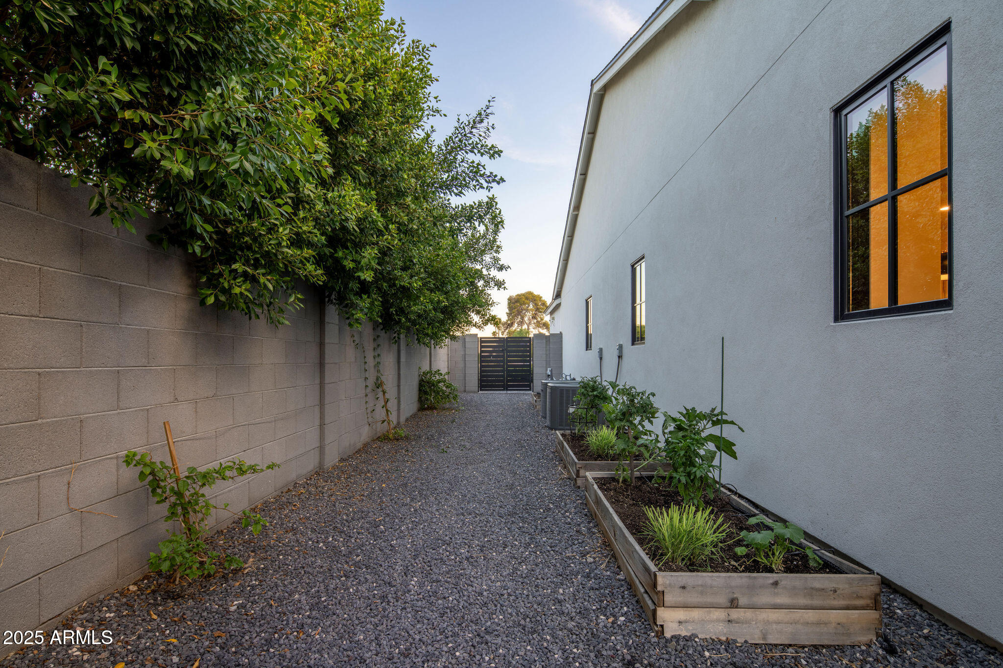 3538 E GLENROSA Avenue