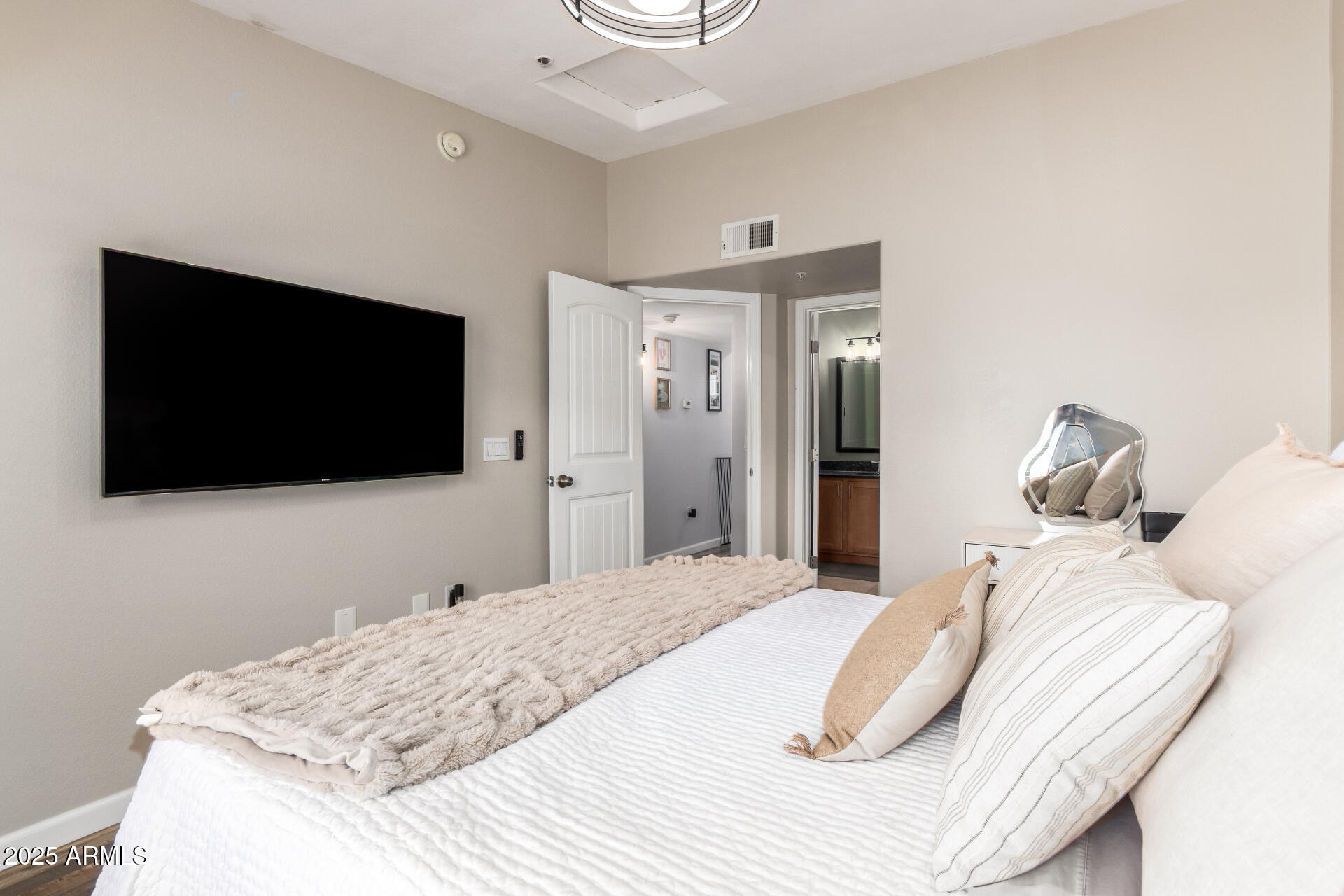 2401 E RIO SALADO Parkway 1196