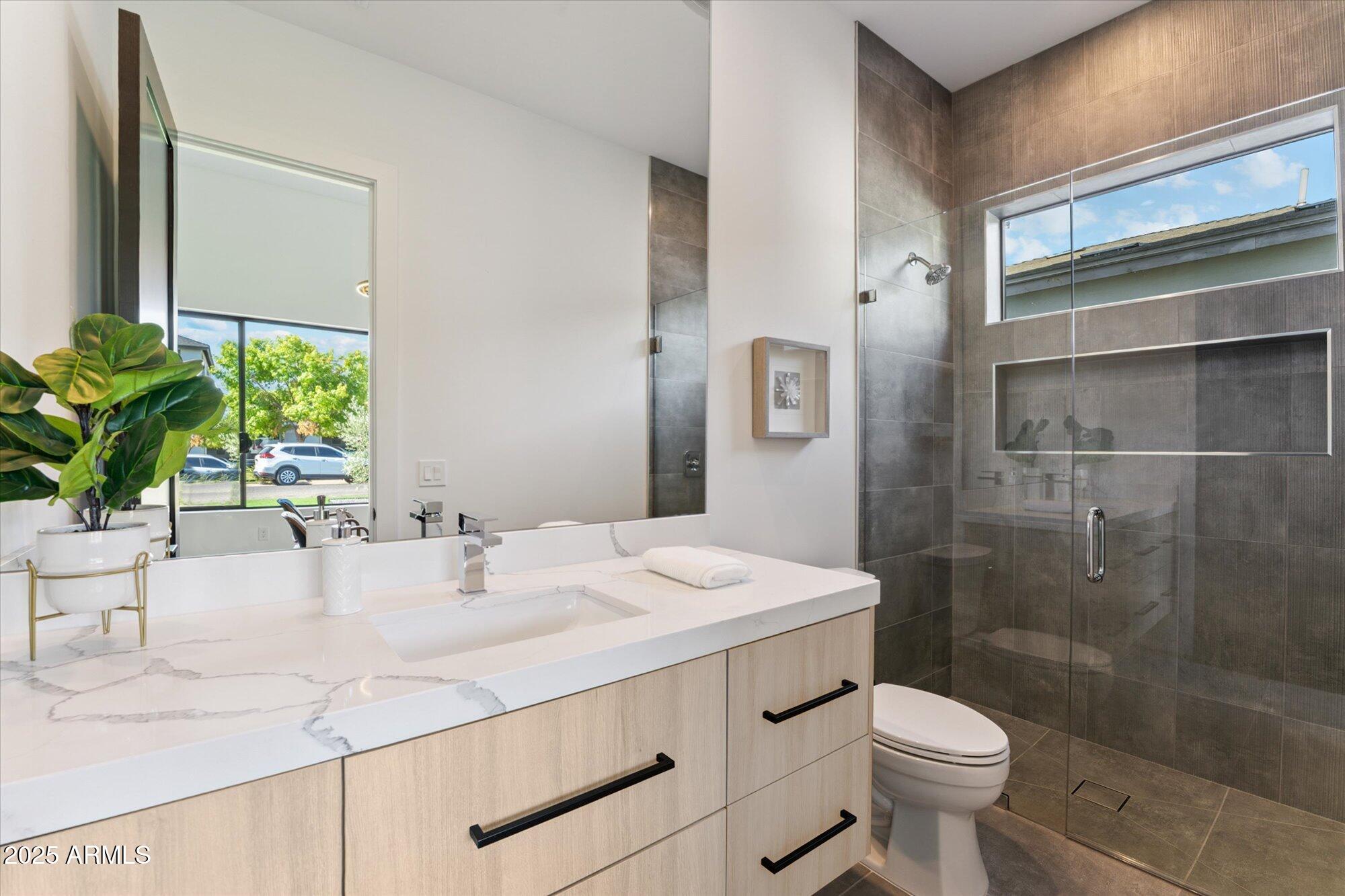 4546 E GLENROSA Avenue