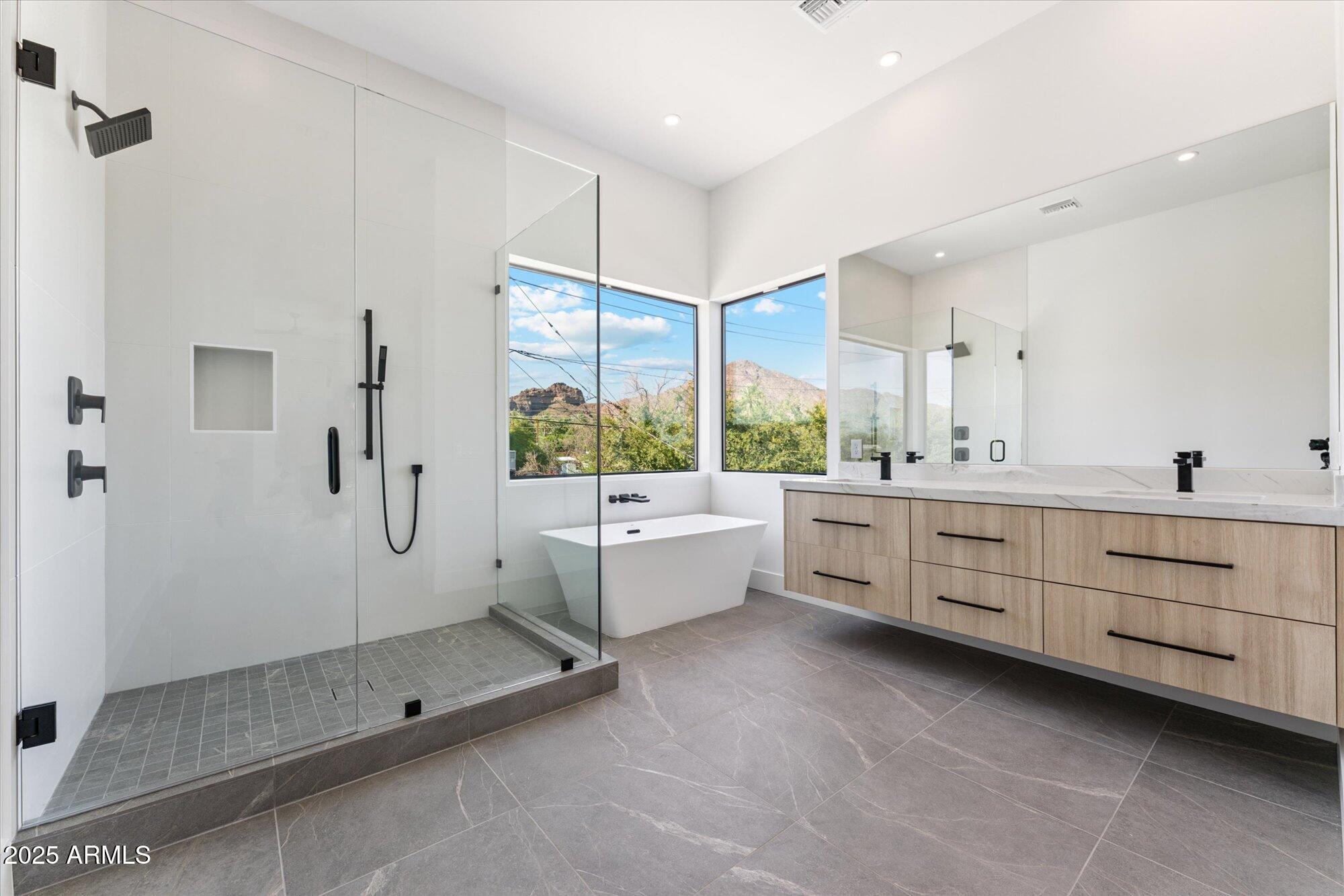 4546 E GLENROSA Avenue