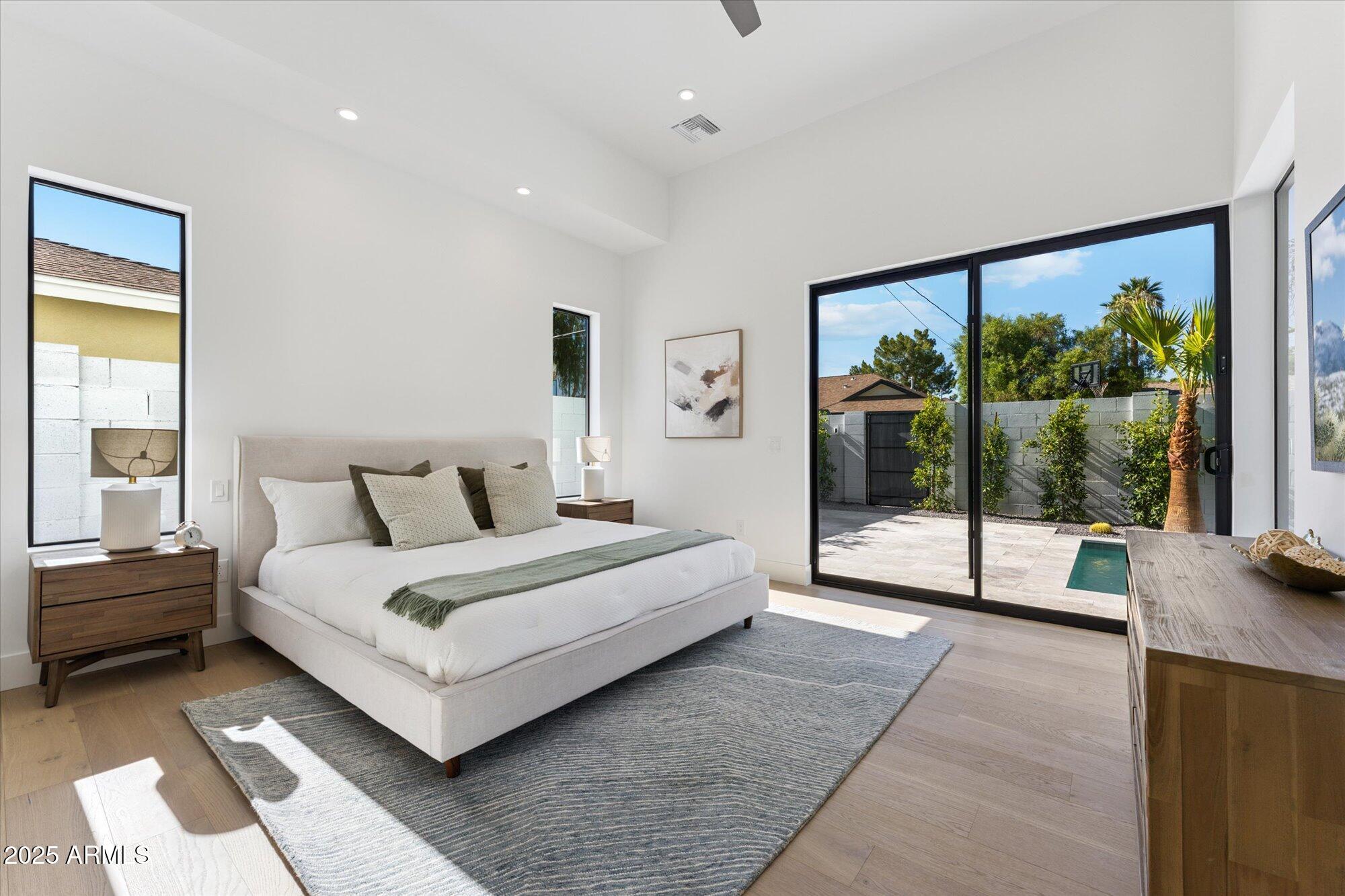 4546 E GLENROSA Avenue