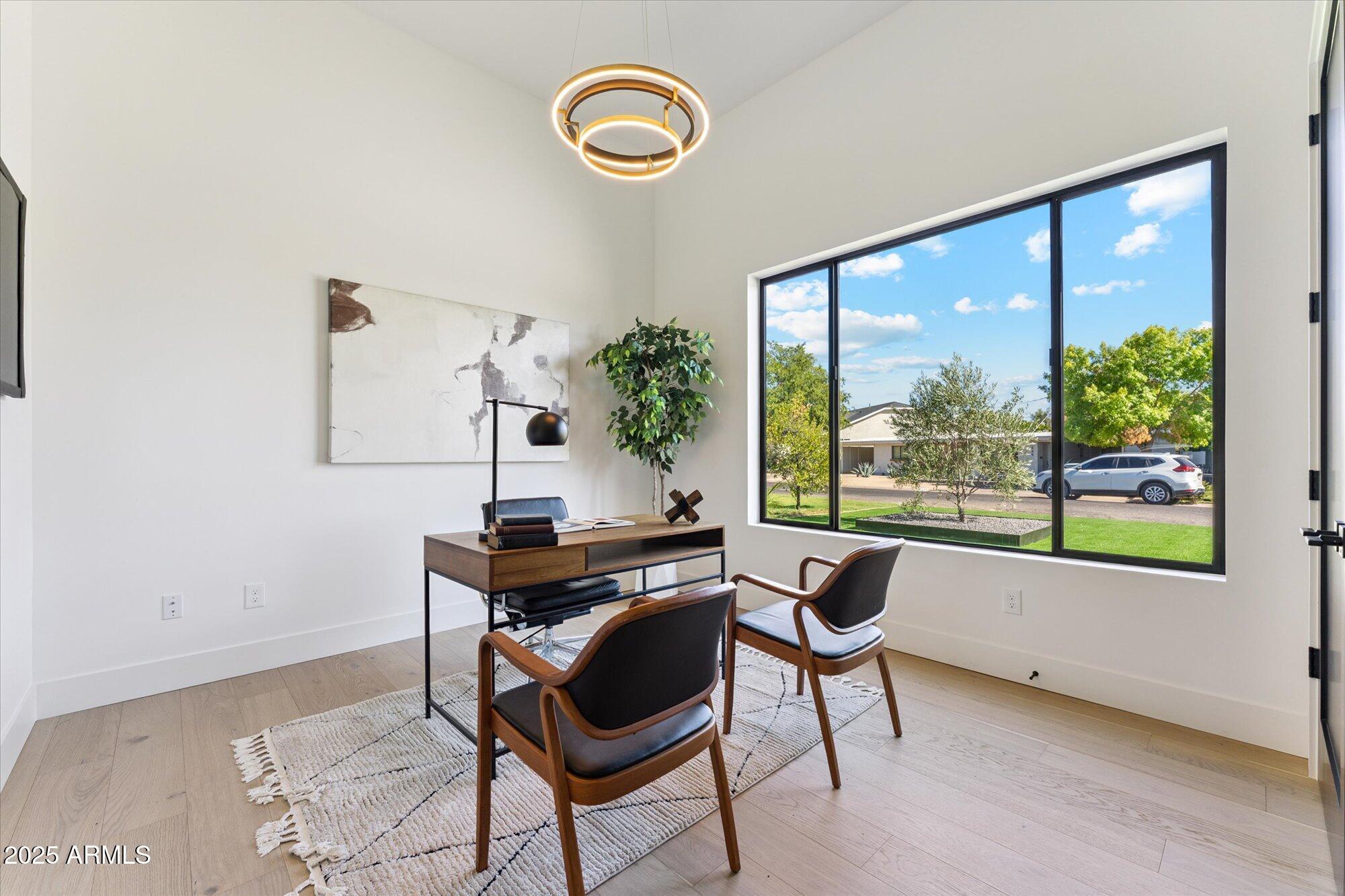 4546 E GLENROSA Avenue