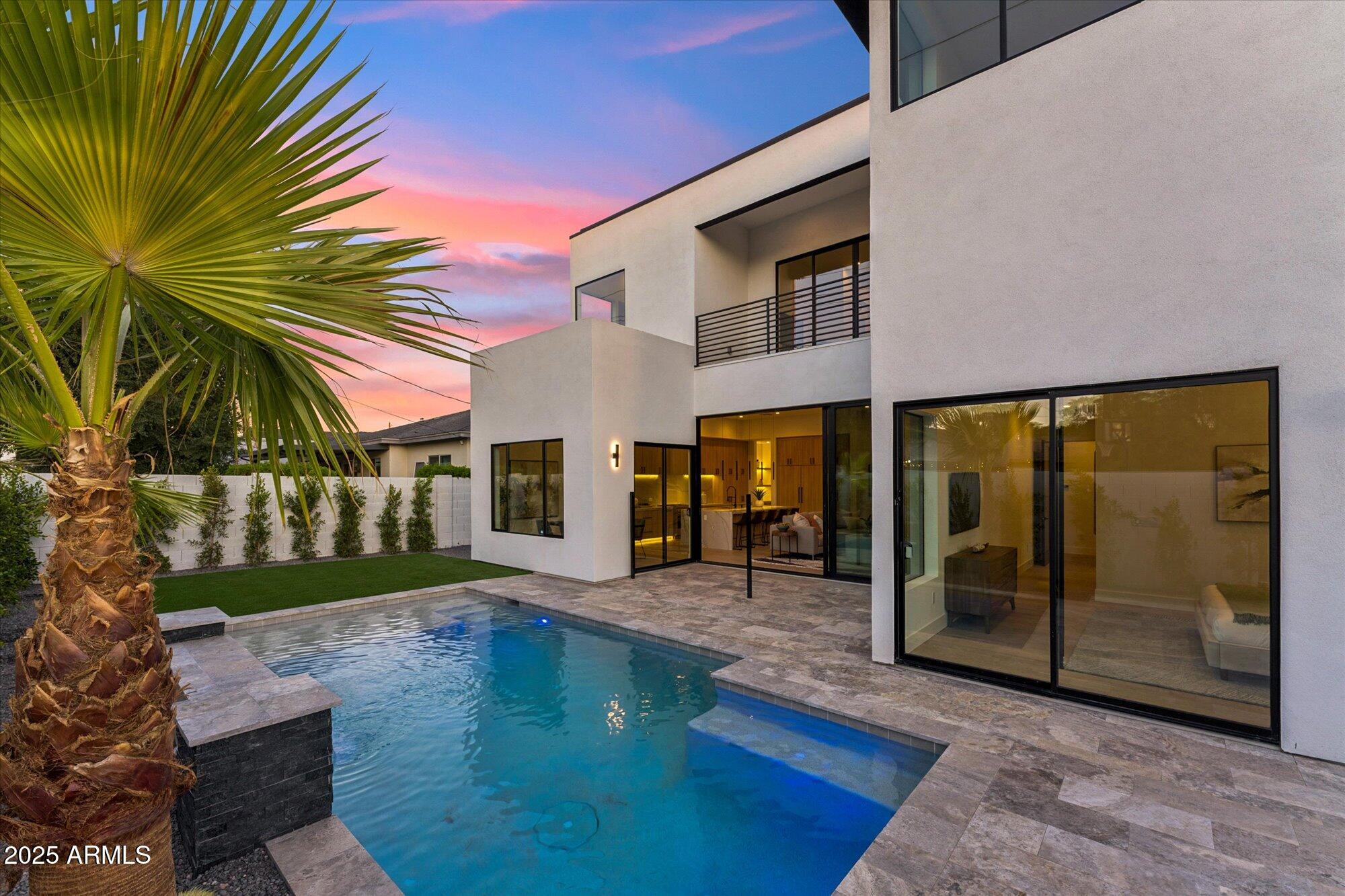 4546 E GLENROSA Avenue