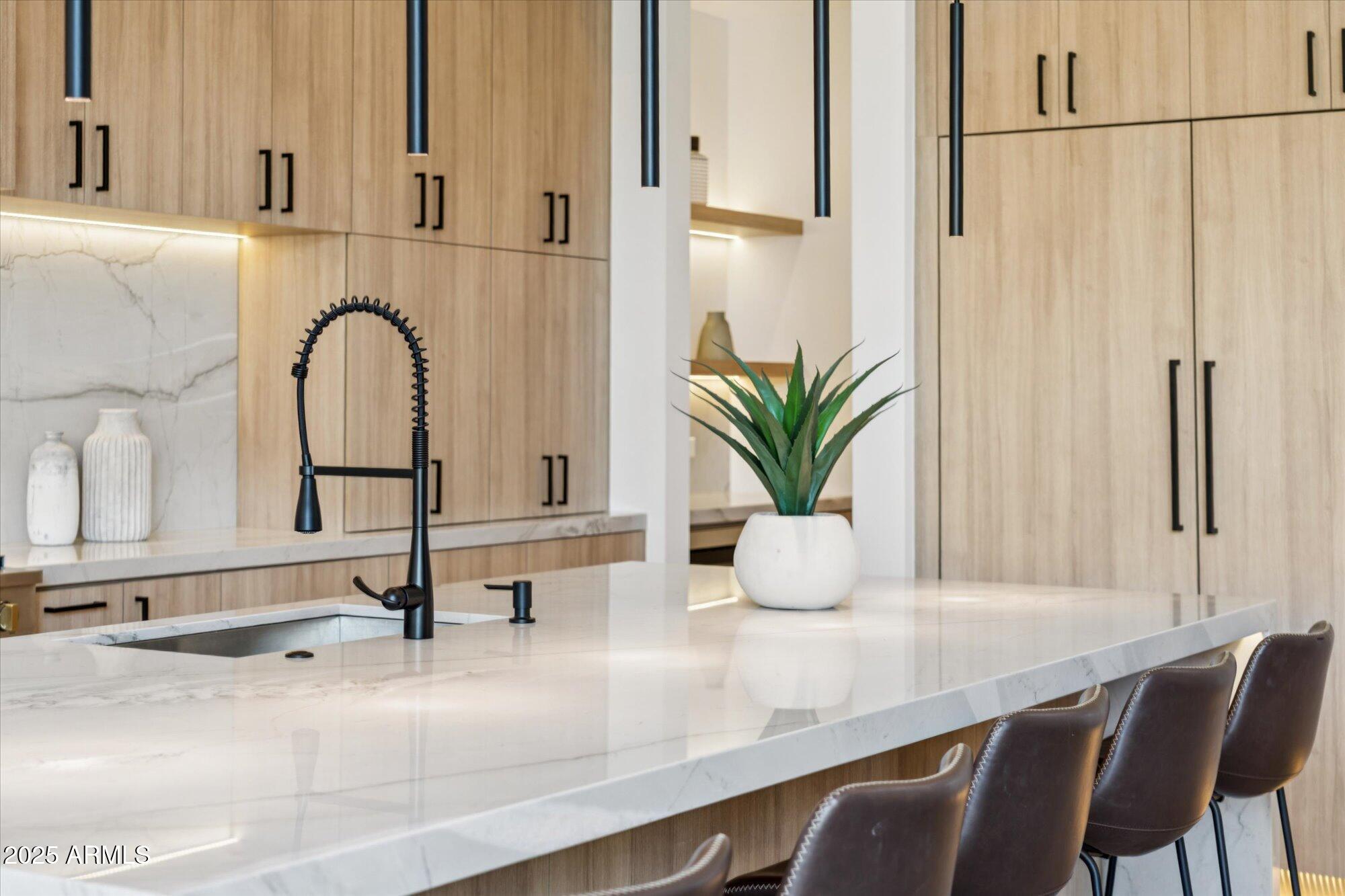 4546 E GLENROSA Avenue