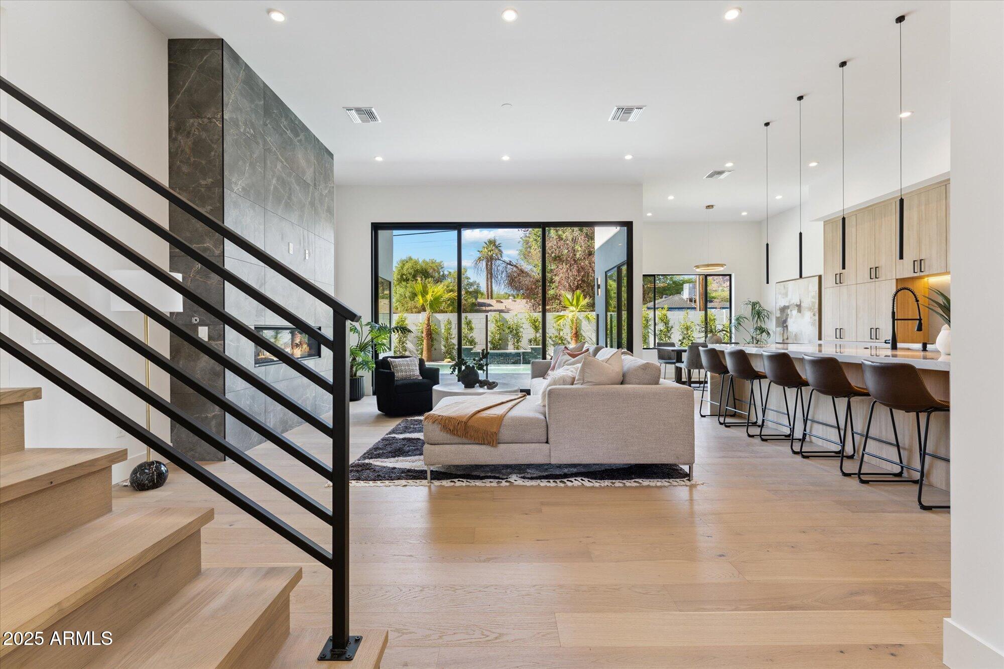 4546 E GLENROSA Avenue